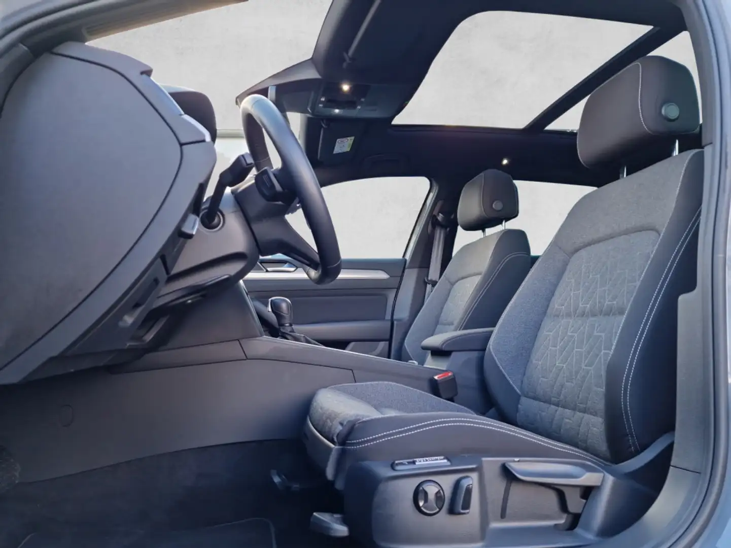 Volkswagen Passat Business AHK KeyLess ACC Massage Panorama Šedá - 2