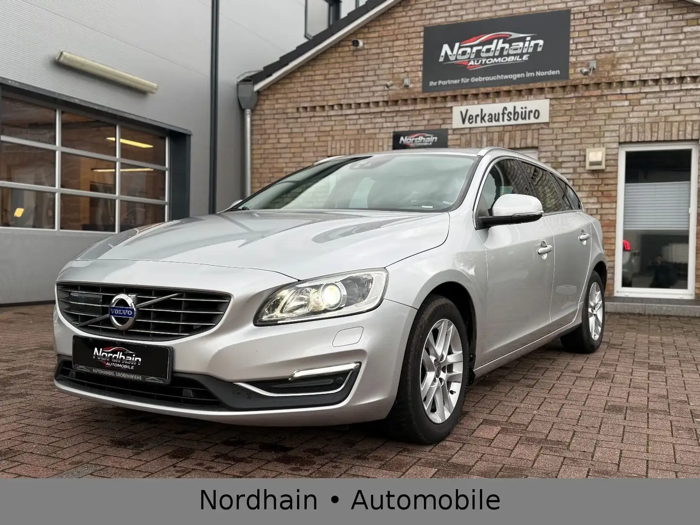 Volvo V60 Kombi Summum*ACC*SHZ*LED*NAVI*LEDER*Memory) Silber - 2