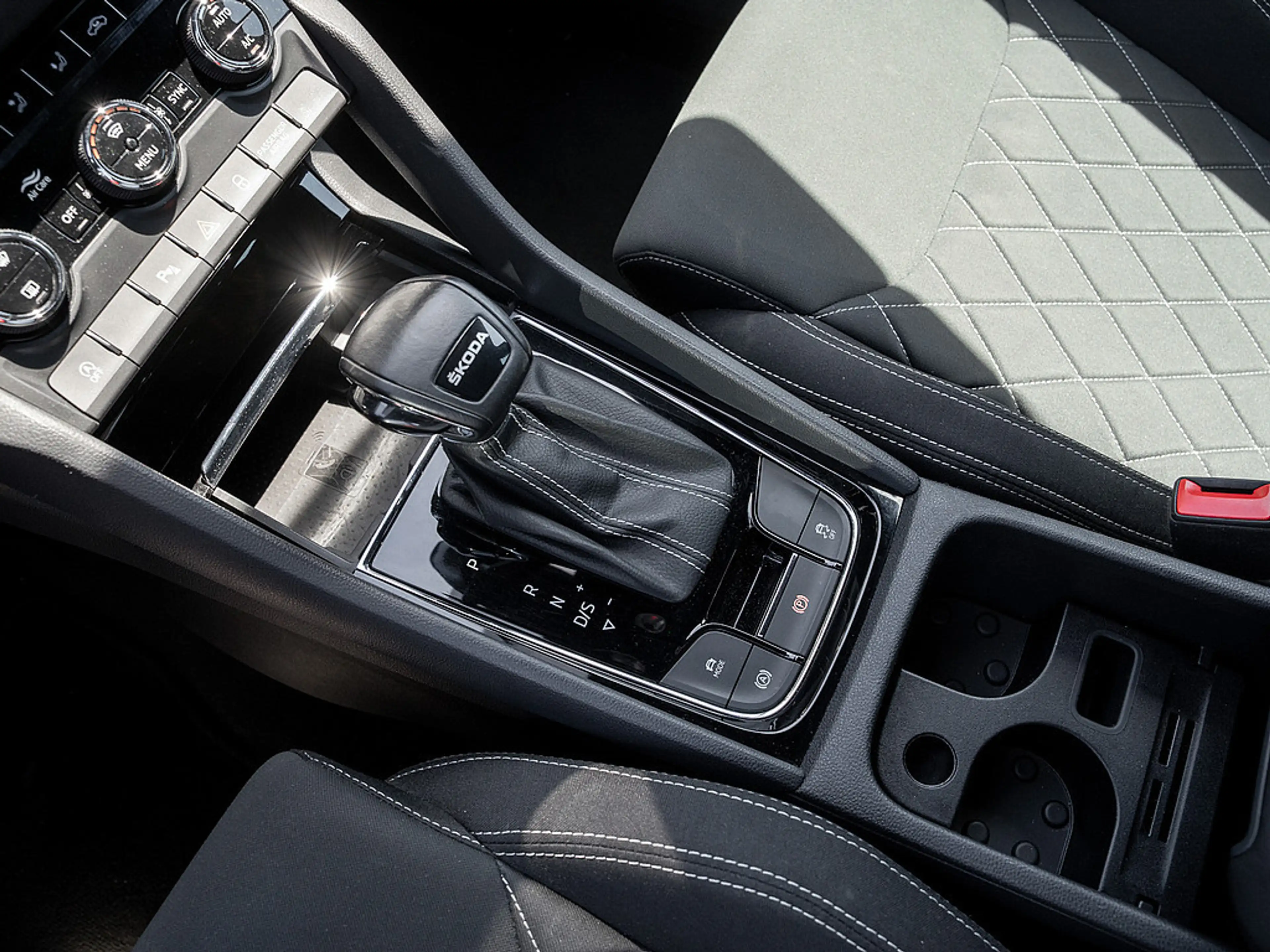 Skoda Karoq 1.5 TSI ACT Sportline KAM MATRIX DCC — photo 9