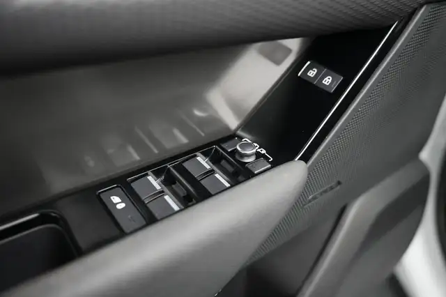 Land Rover Range Rover Velar view 11