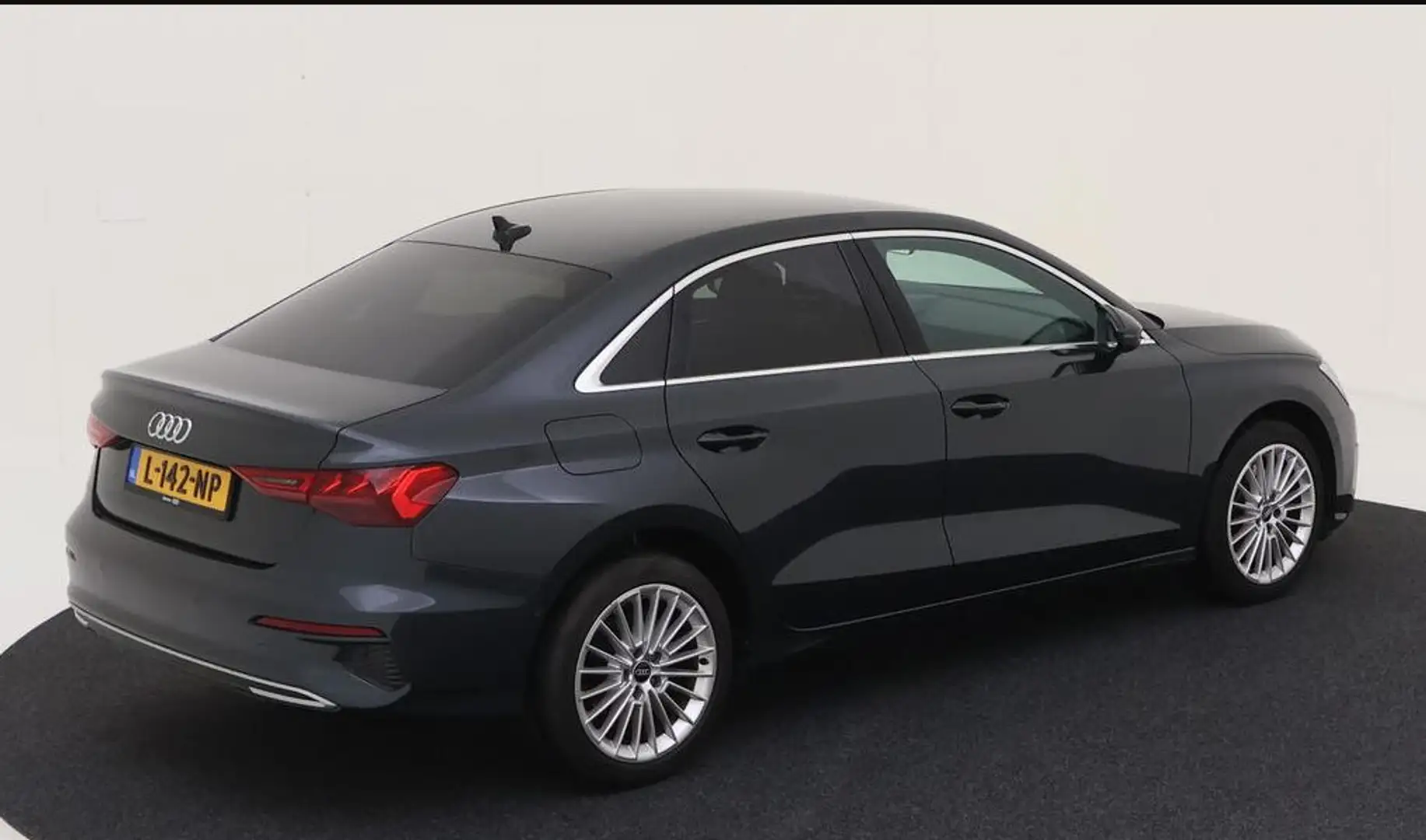 Audi A3 Limousine 30 TFSI 110pk s-tronic Business edition Grijs - 2