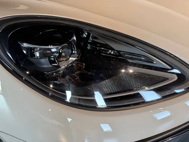 Porsche Macan view 3