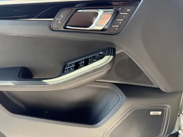 Porsche Macan view 14