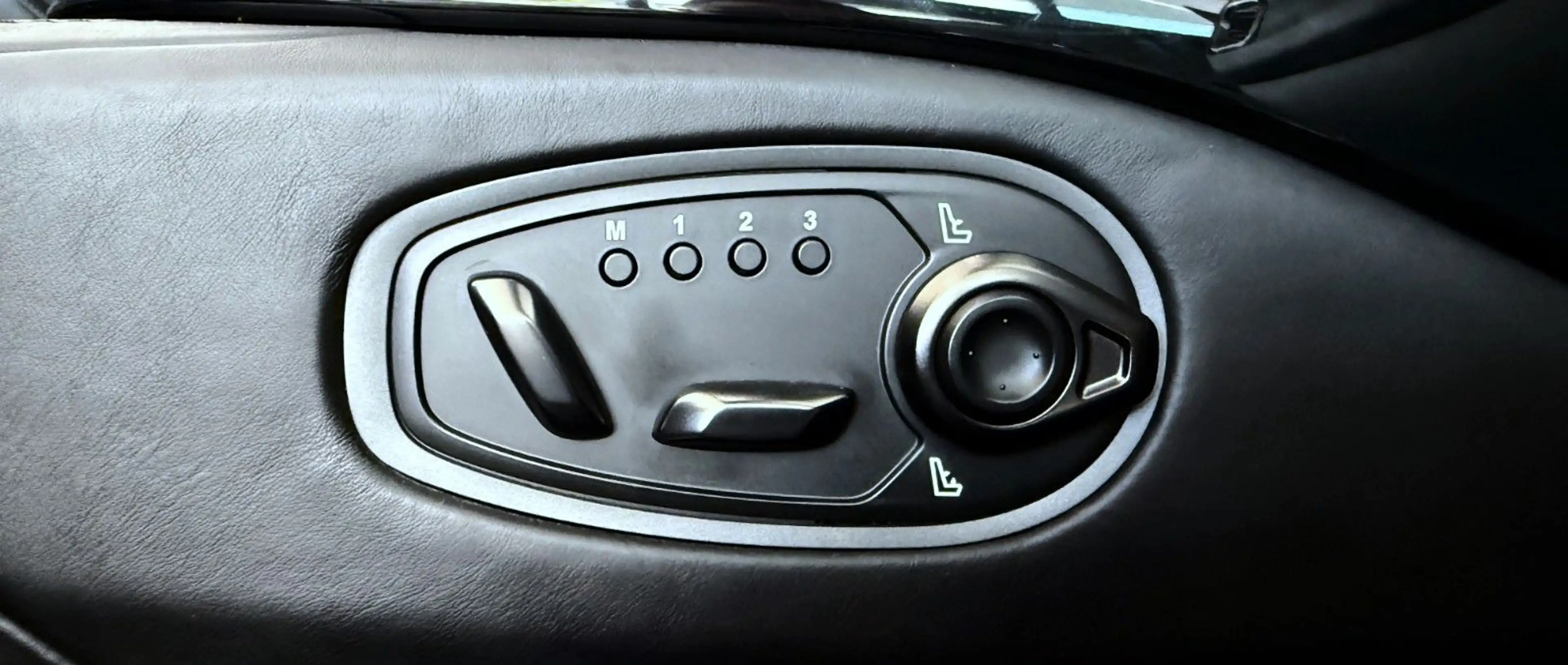 Aston Martin V8 Vantage 4.0 V8 Roadster *Sitzbelüftng*Homelink — photo 15