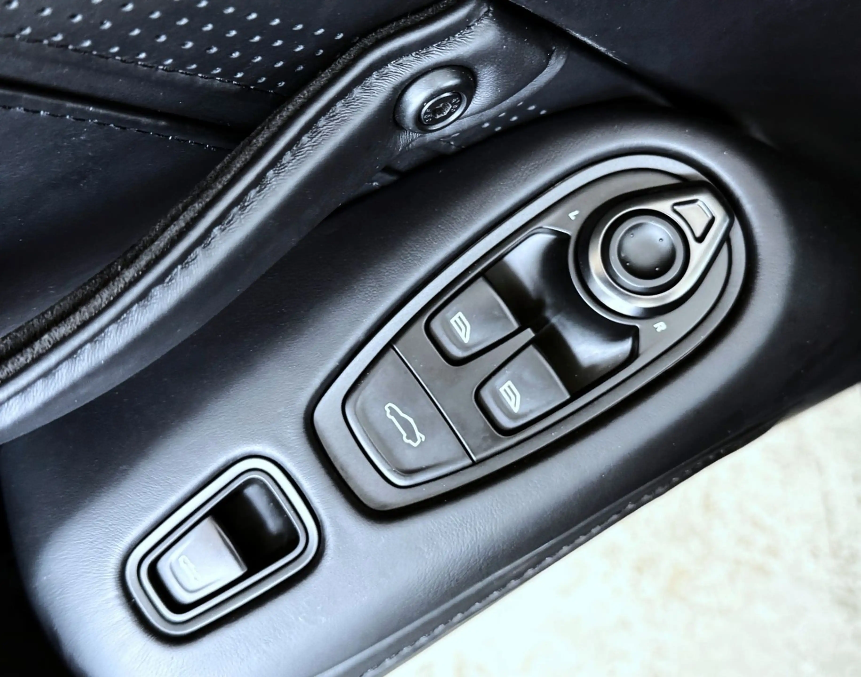 Aston Martin V8 Vantage 4.0 V8 Roadster *Sitzbelüftng*Homelink — photo 14