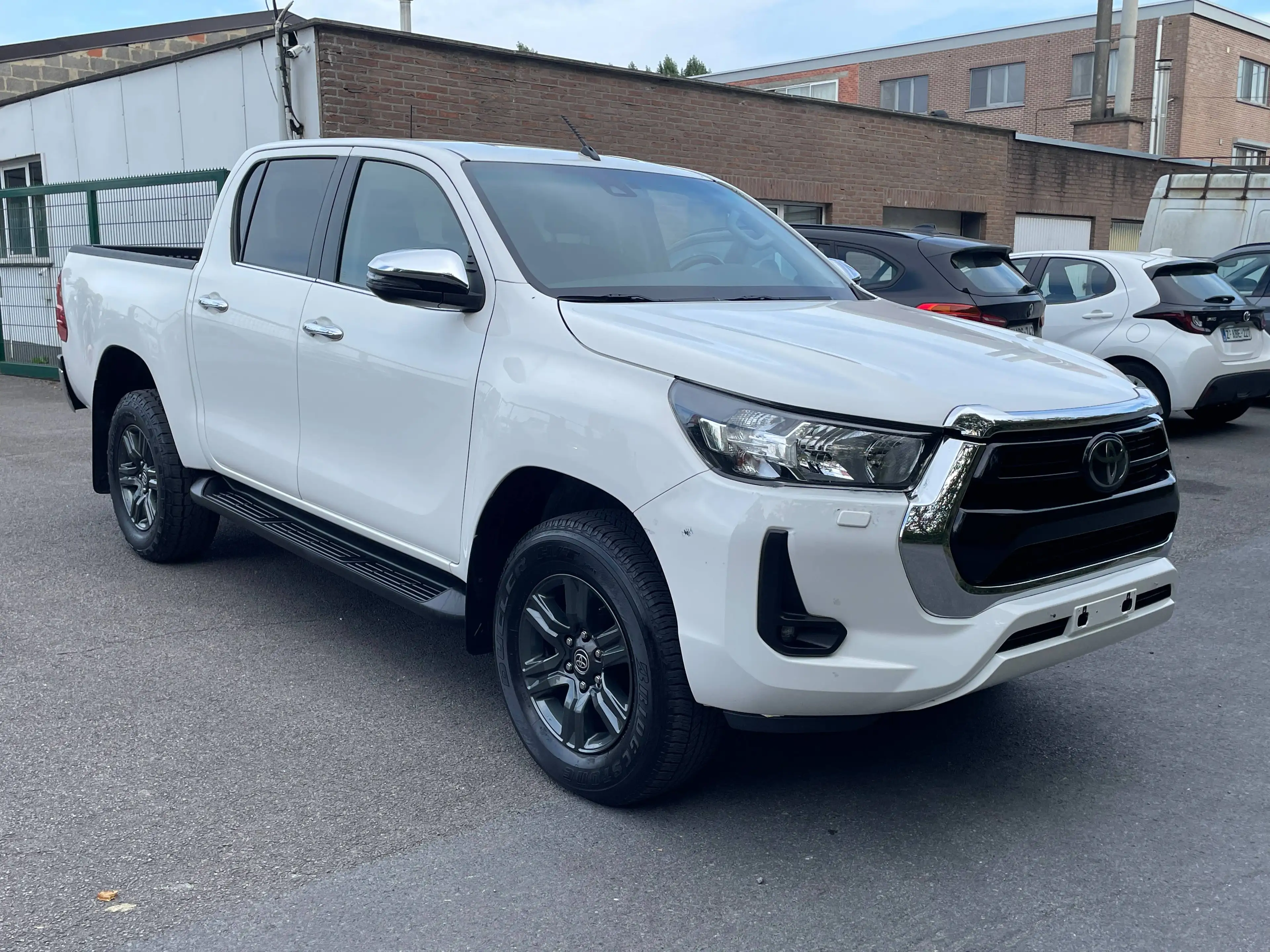 Toyota Hilux 2.4D-4D 4WD AUTOMATIK NAVI CLIMA MARCHE PIED BENNE