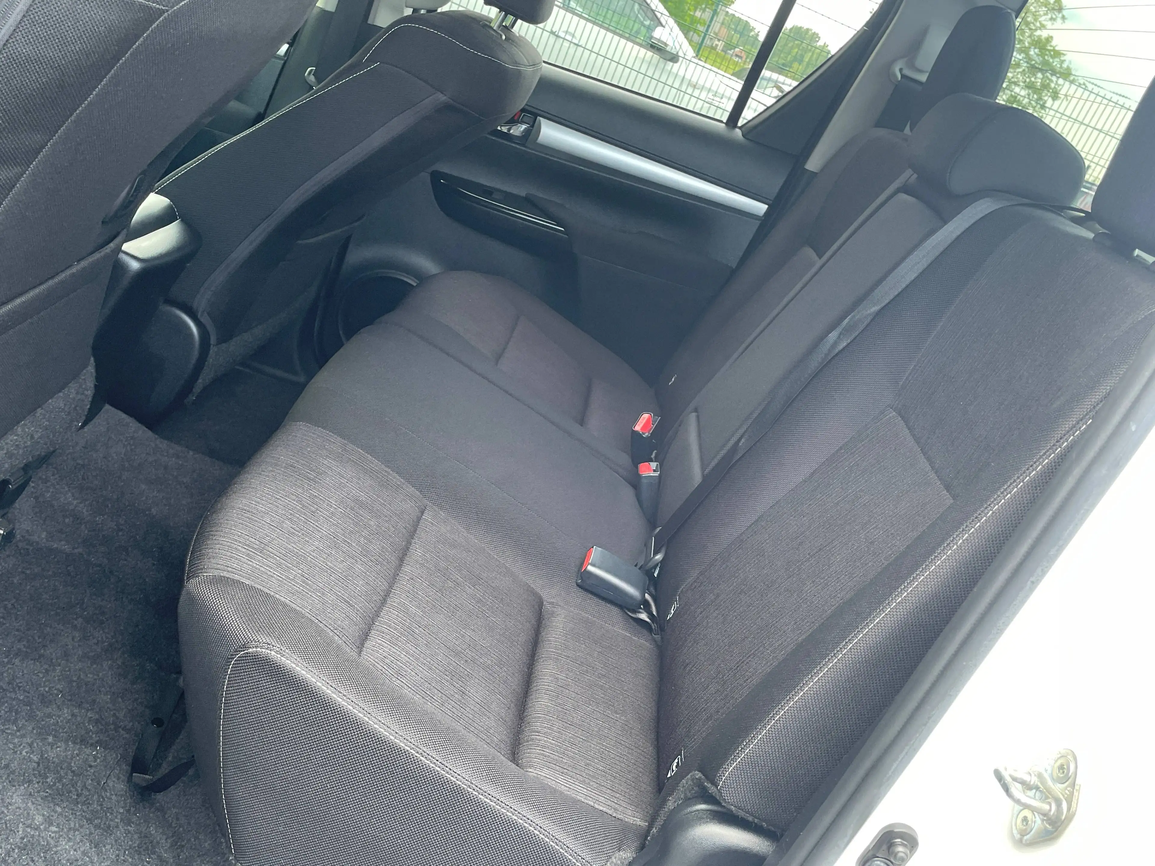 Toyota Hilux 2.4D-4D 4WD AUTOMATIK NAVI CLIMA MARCHE PIED BENNE — photo 8