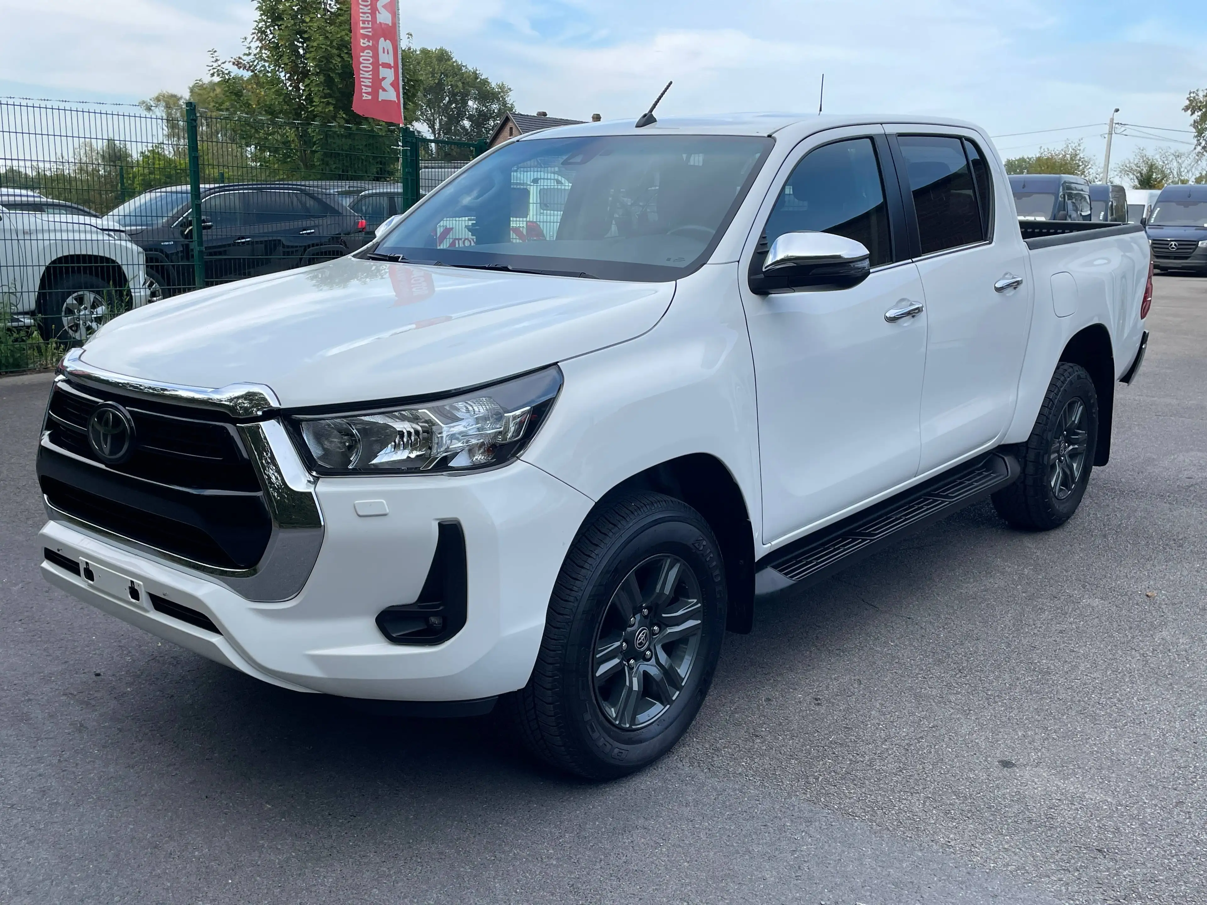 Toyota Hilux 2.4D-4D 4WD AUTOMATIK NAVI CLIMA MARCHE PIED BENNE — photo 3