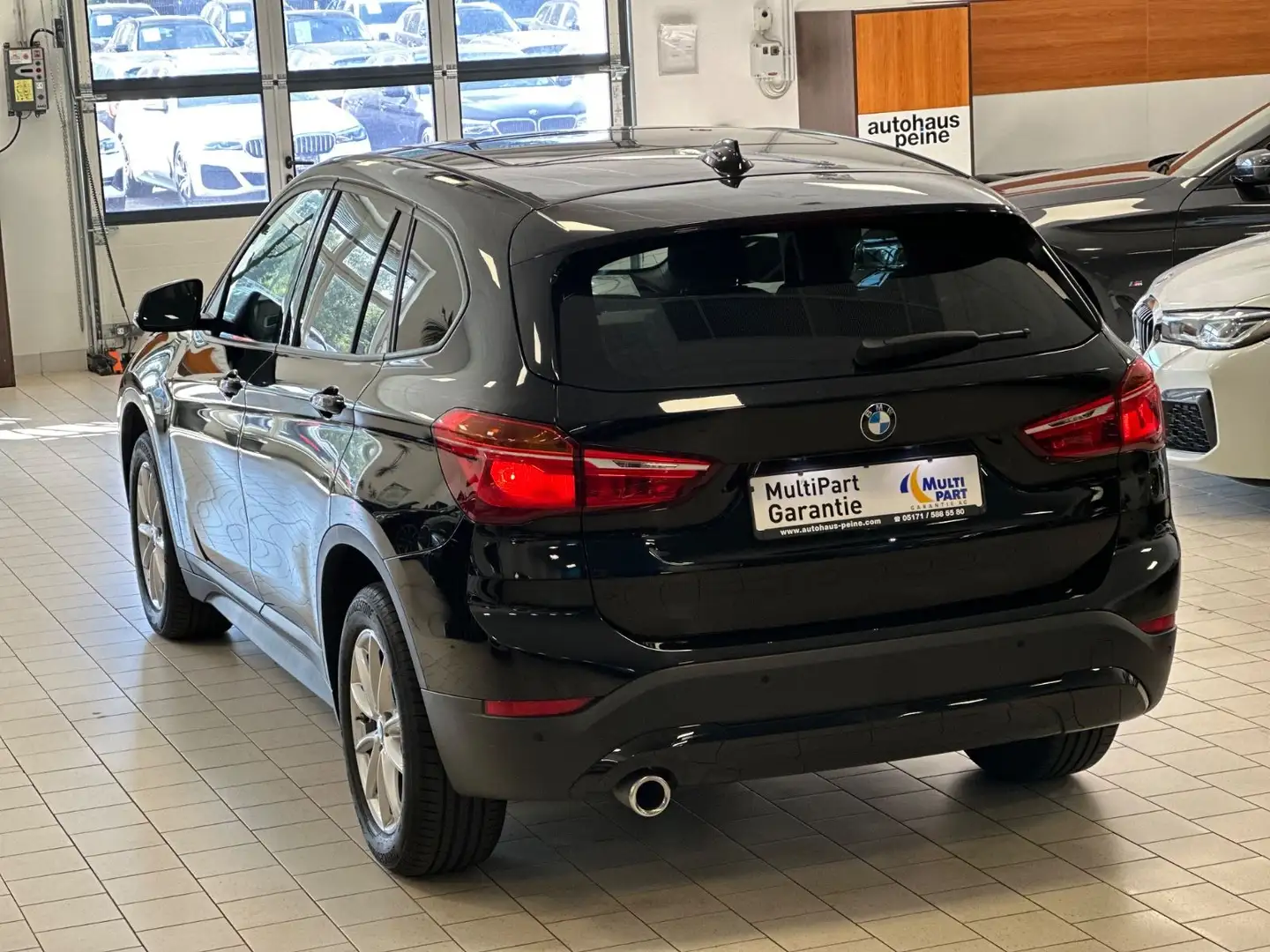 BMW X1 sDrive 18i Navi/Panorama/ParkAssist/Tempomat Schwarz - 2