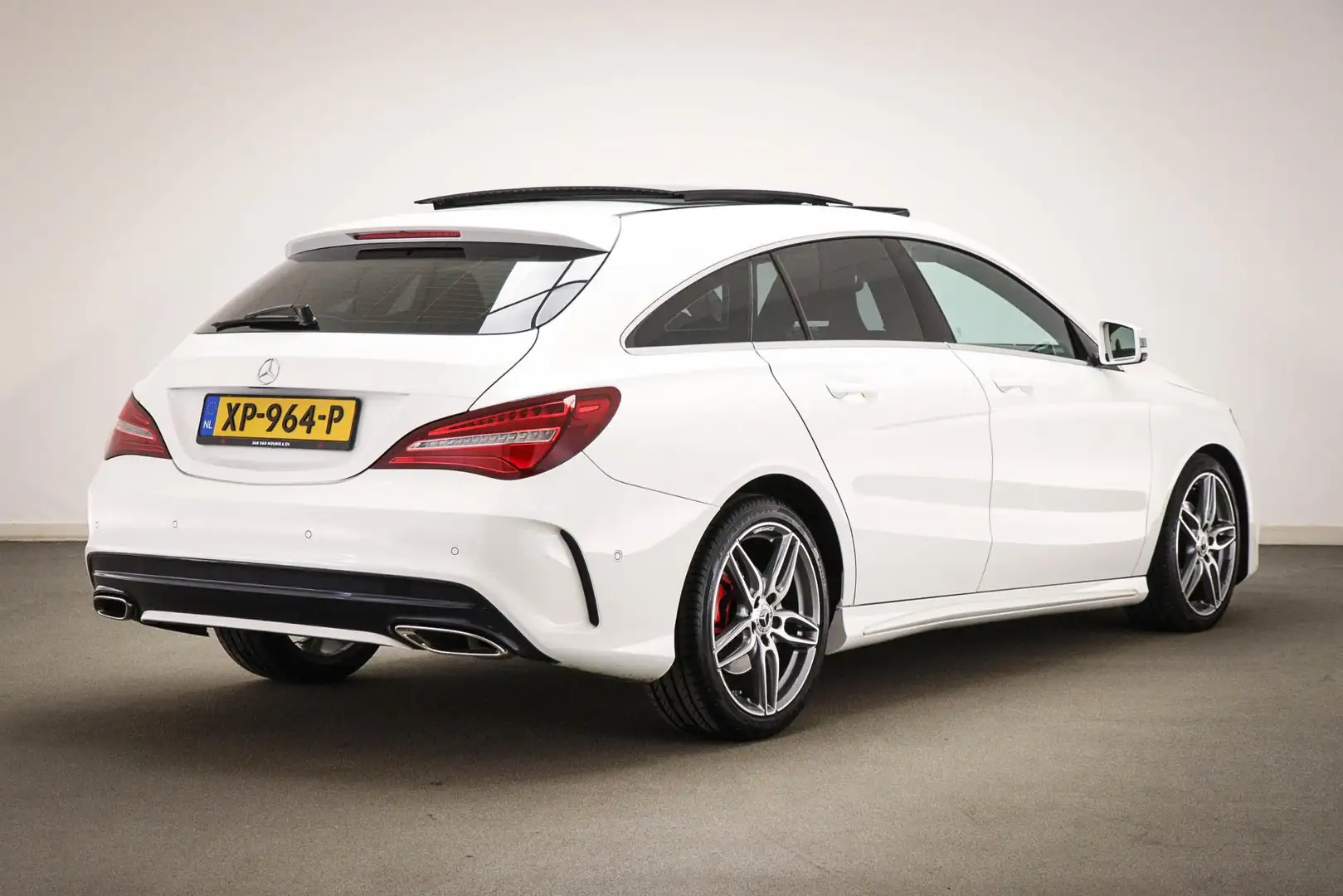 Mercedes-Benz CLA 180 Shooting Brake AMG-Line | PANORAMADAK | DAB | APPL Blanc - 2