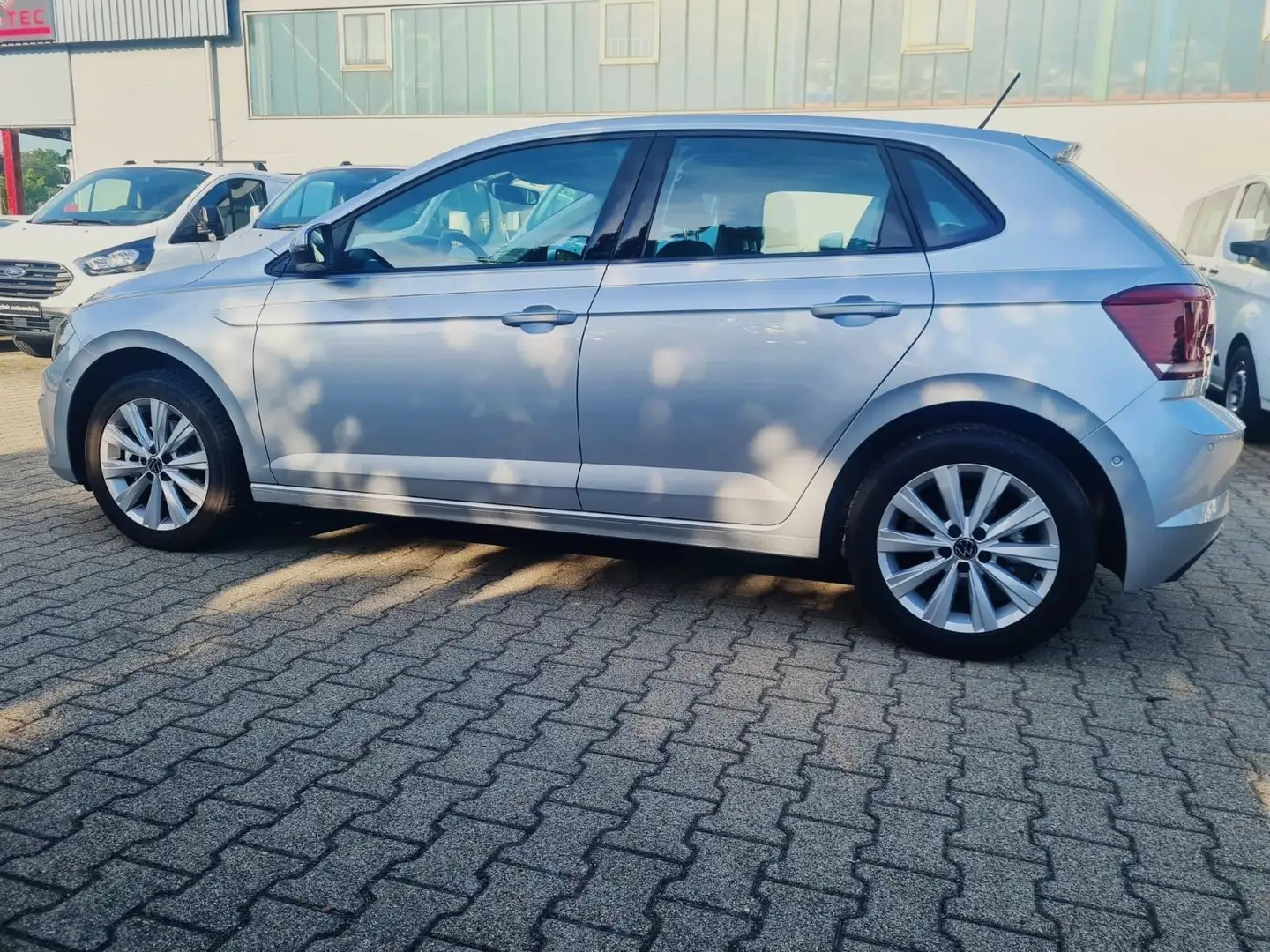 Volkswagen Polo VI Highline /1 Hand / Navi / PDC /SHZ/ Argento - 2
