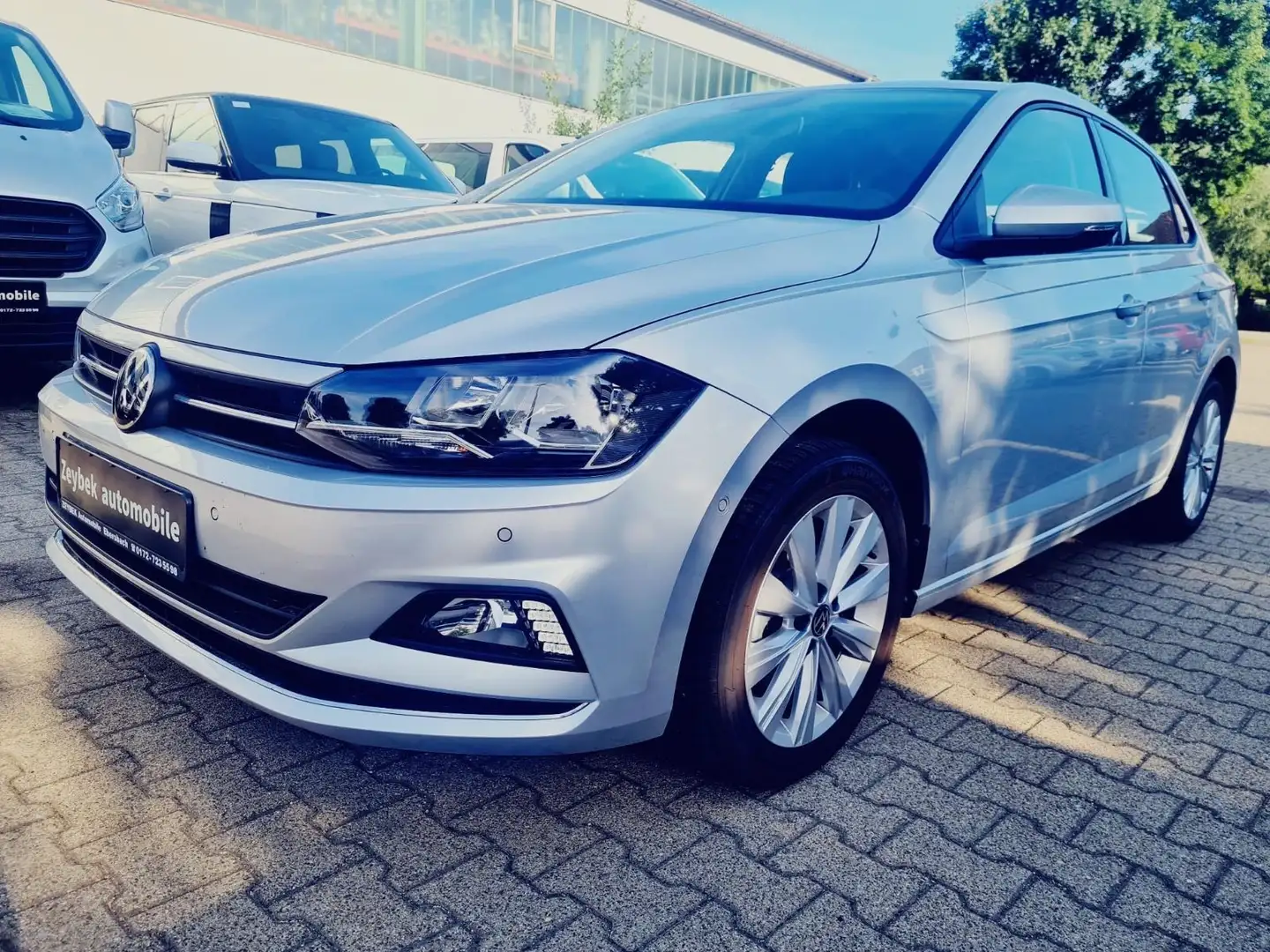 Volkswagen Polo VI Highline /1 Hand / Navi / PDC /SHZ/ Argento - 1