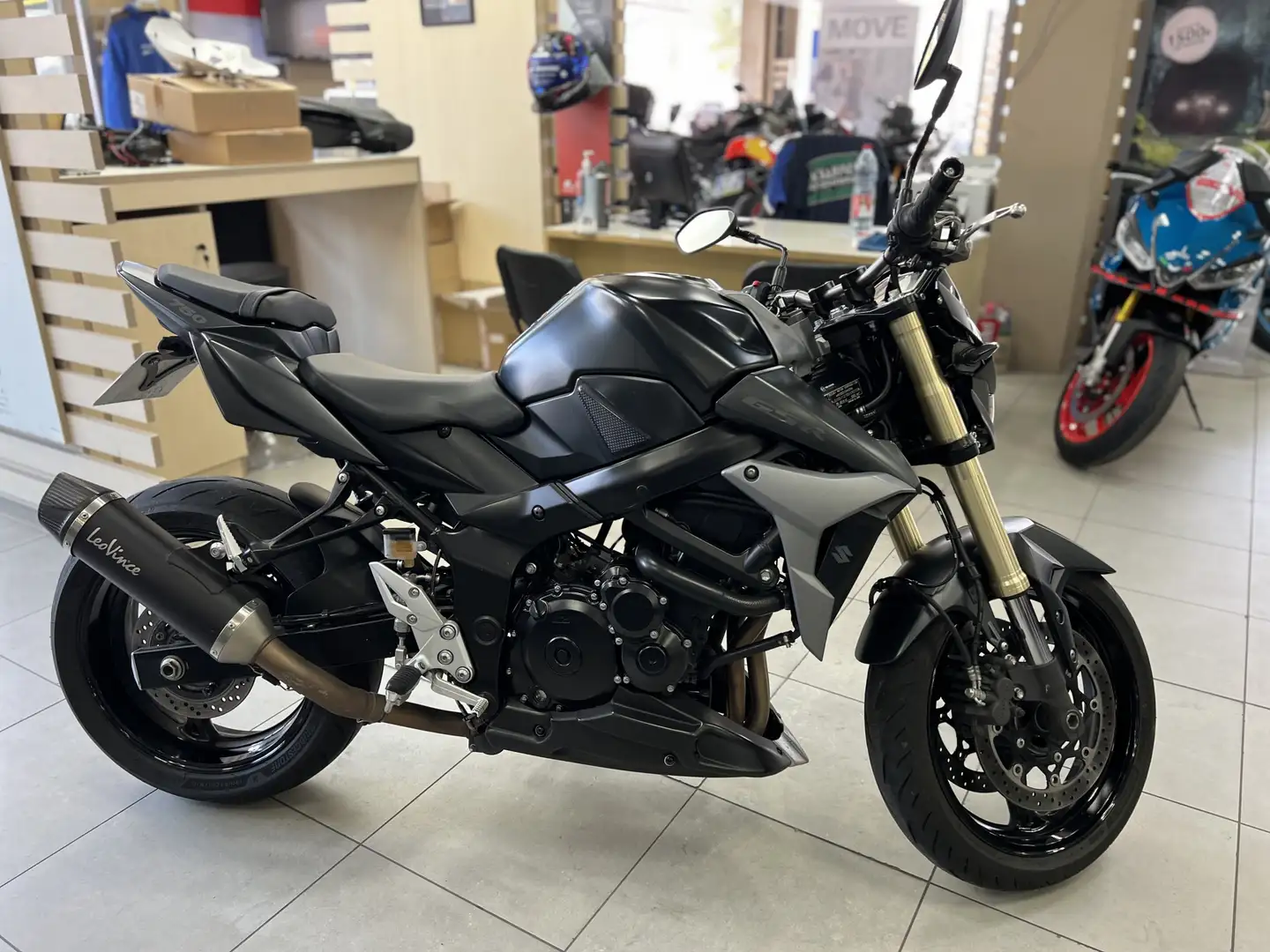 Suzuki GSR 750 - 1