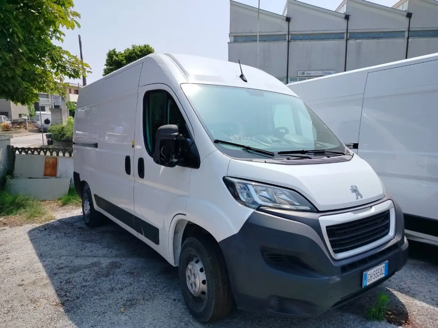 Peugeot Boxer 330 2.2 BlueHDi 140 S&S L2-H2 Furgone Bianco - 1