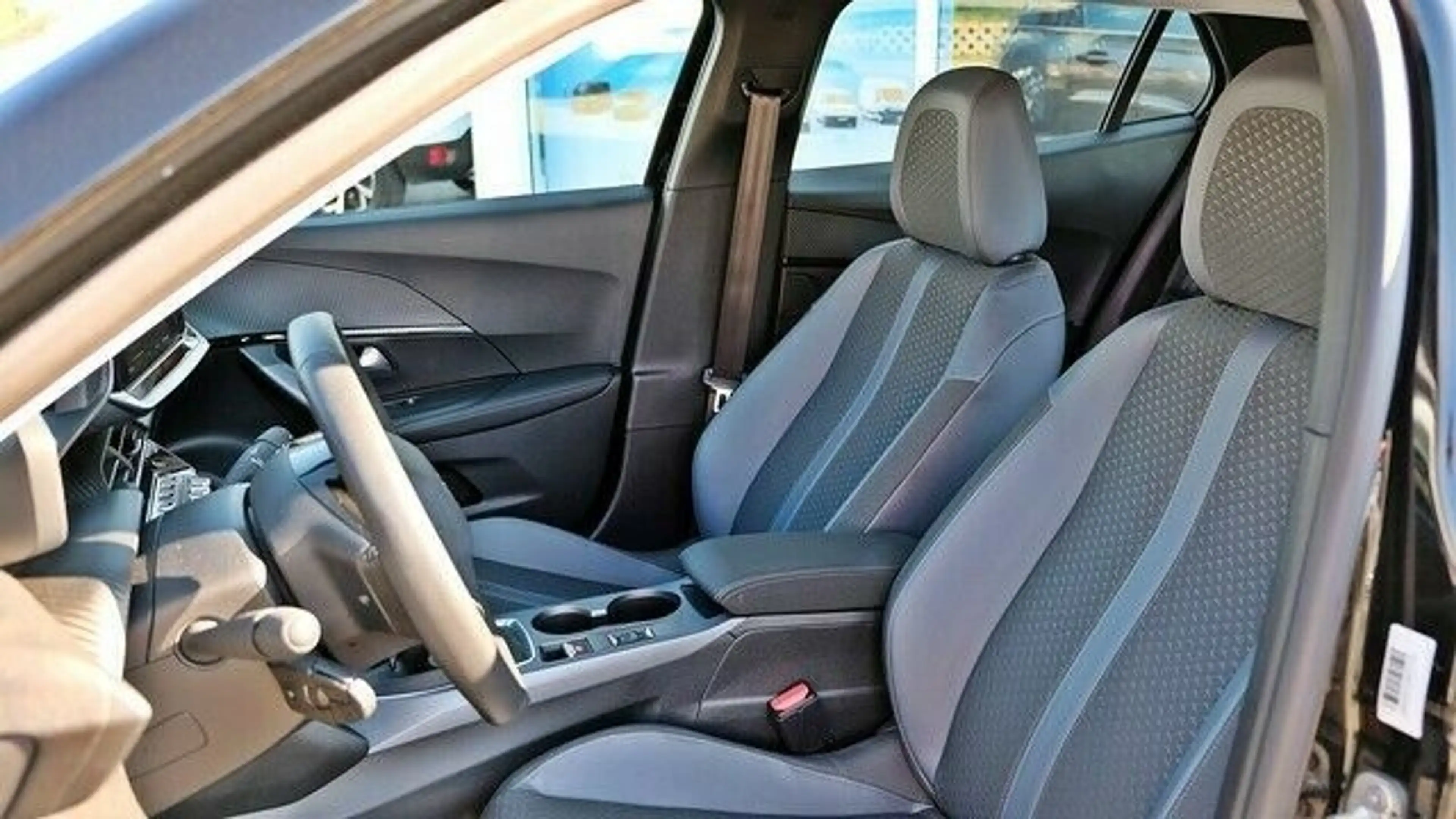 Peugeot 2008 PureTech 130 Allure — photo 12