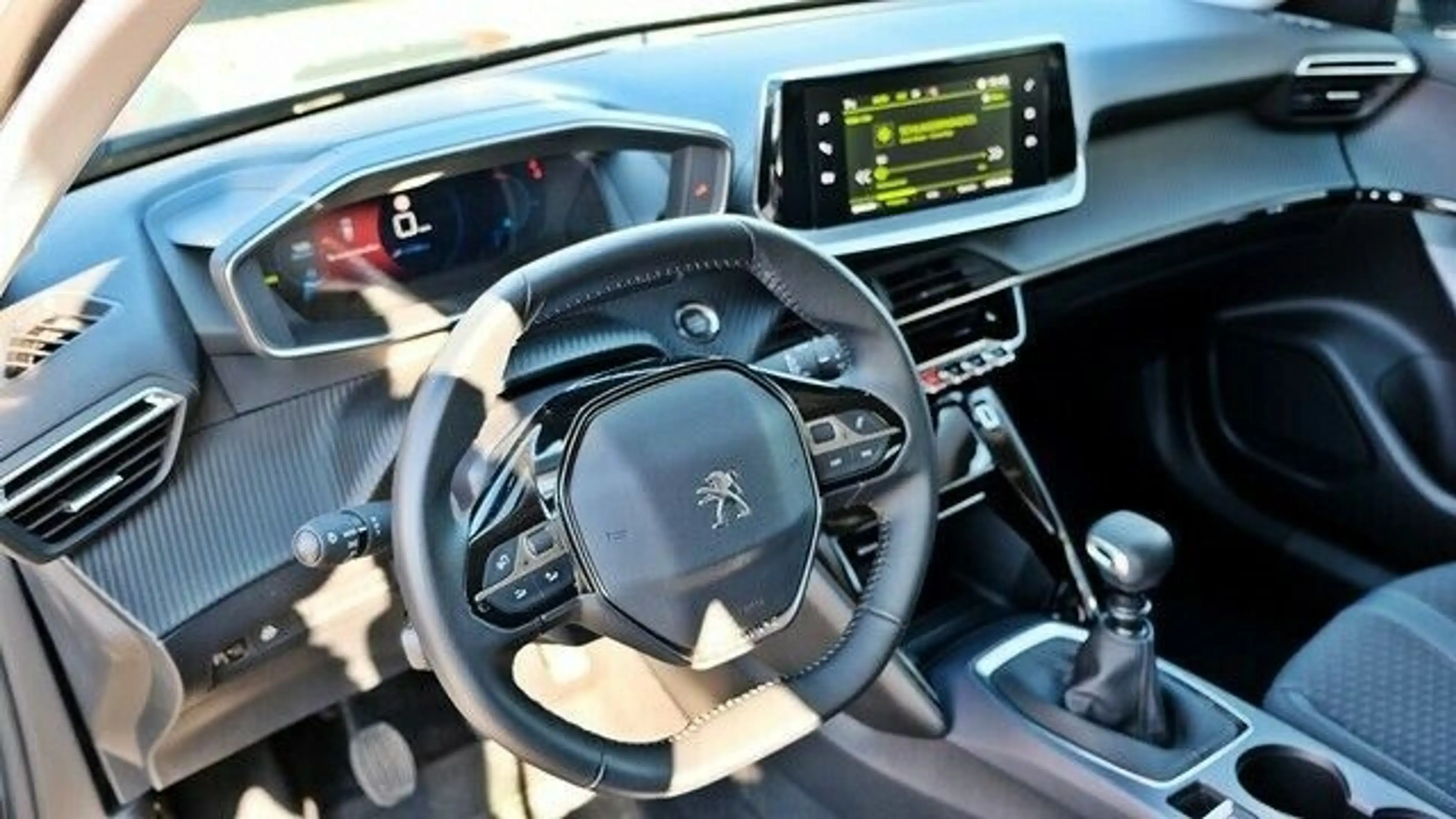 Peugeot 2008 PureTech 130 Allure — photo 11
