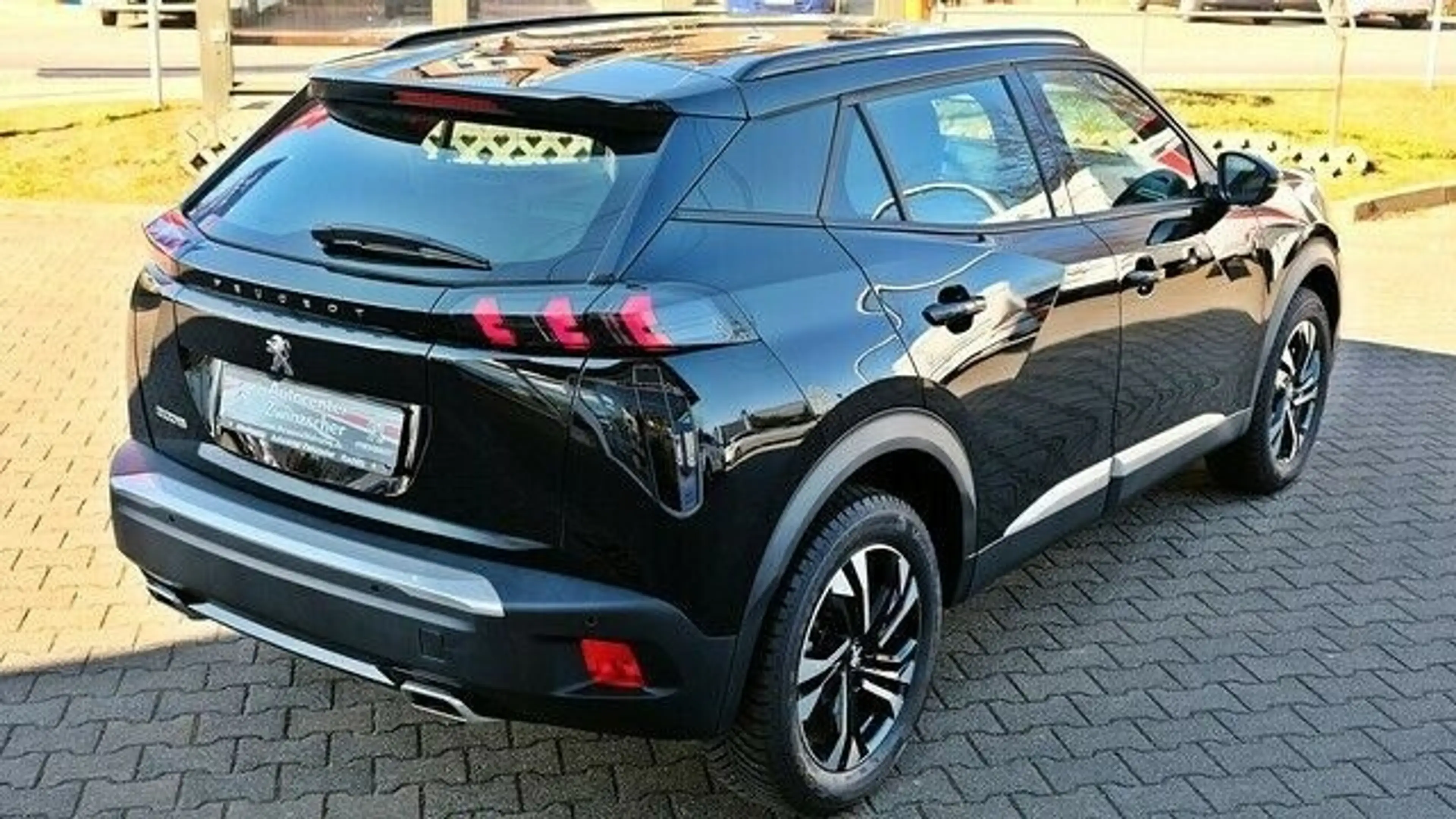 Peugeot 2008 PureTech 130 Allure — photo 6