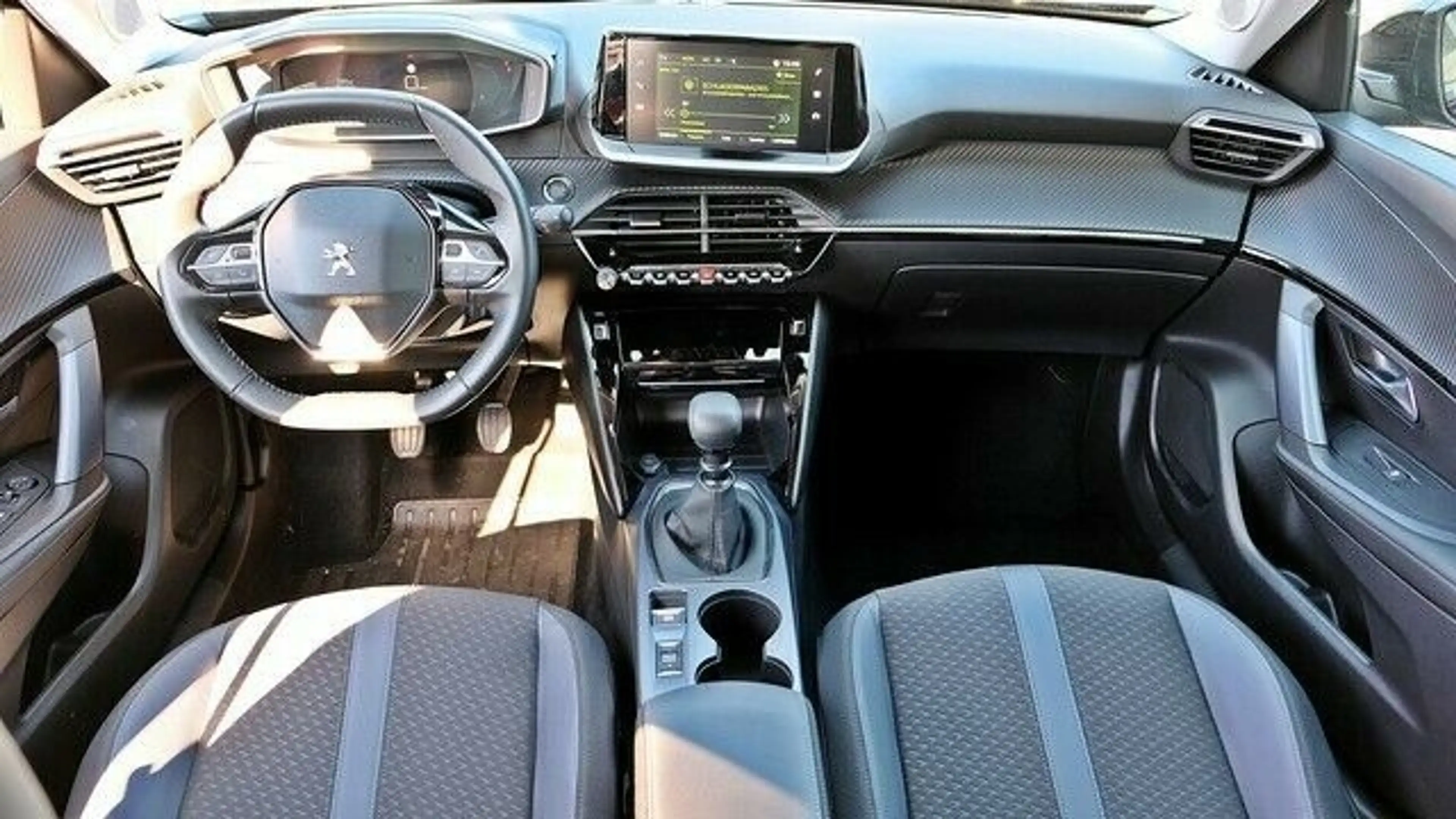 Peugeot 2008 PureTech 130 Allure — photo 14