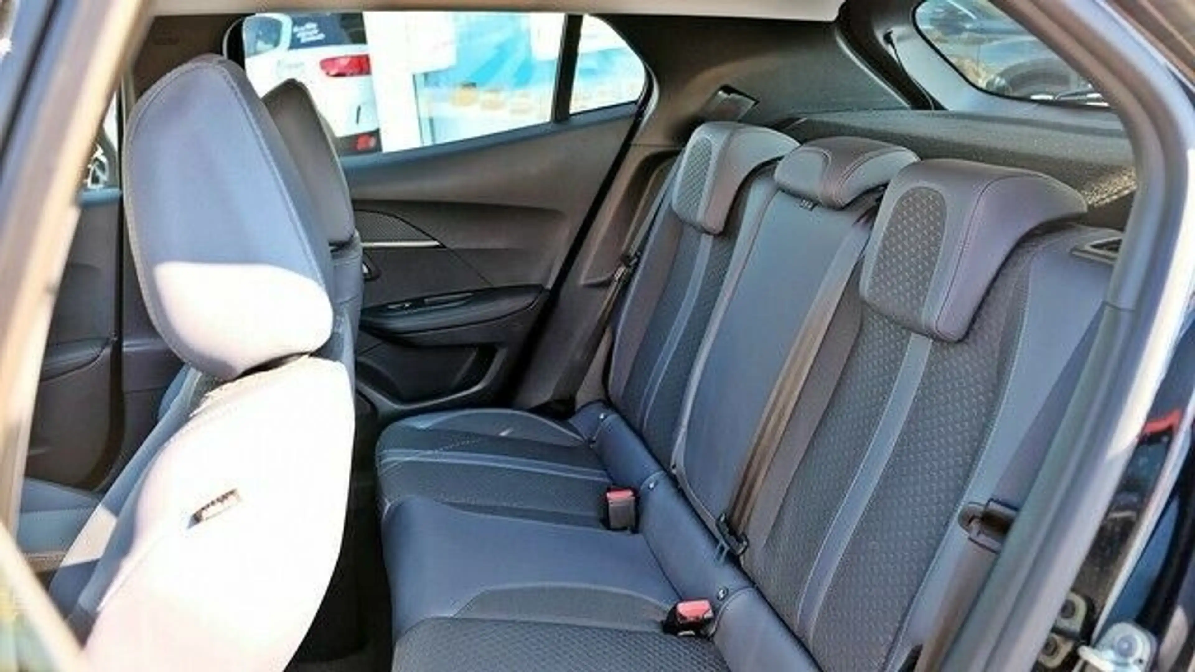 Peugeot 2008 PureTech 130 Allure — photo 13