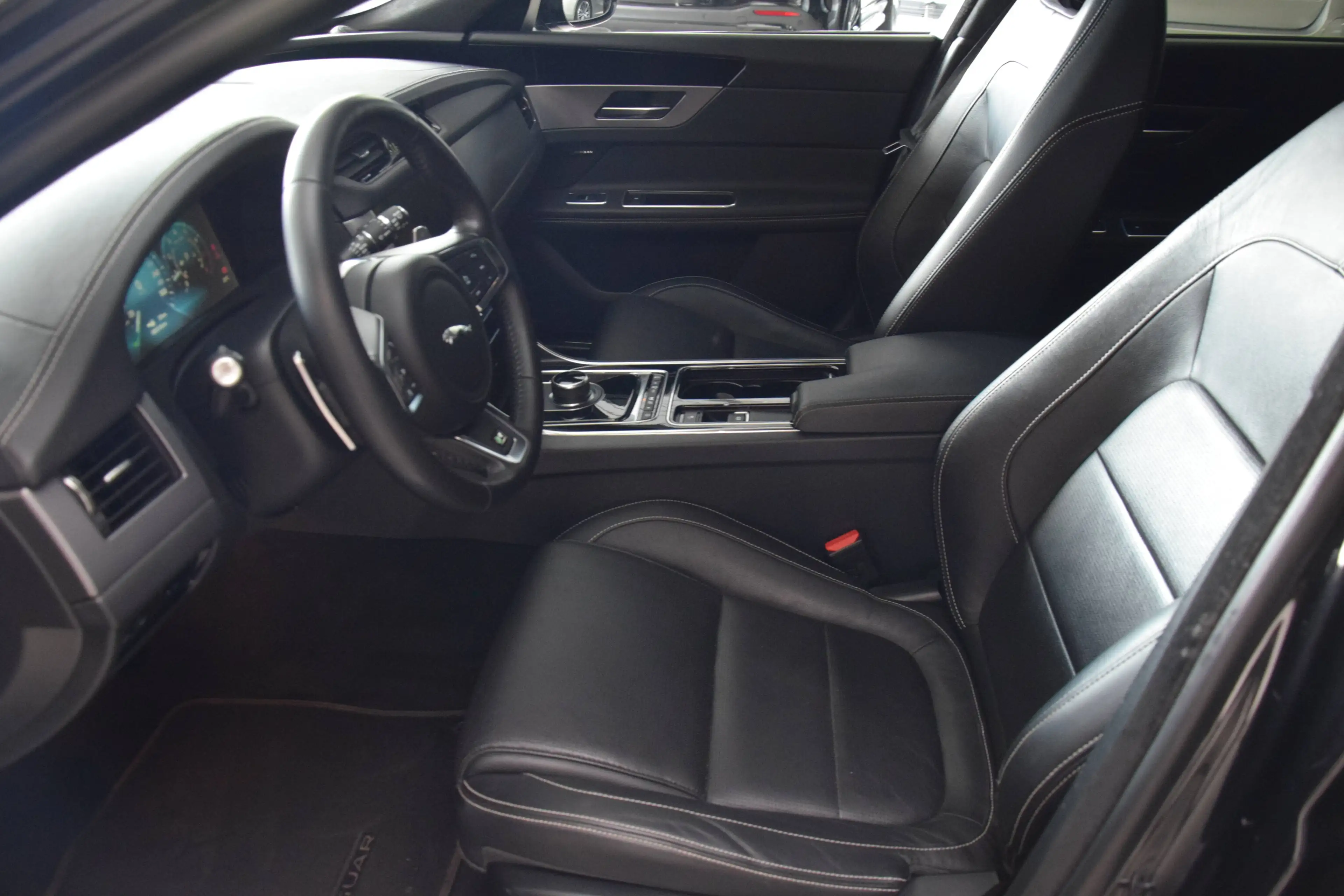 Jaguar XF Sportbrake 2.0 T R-Sport Black Edition 06/2020 — photo 10