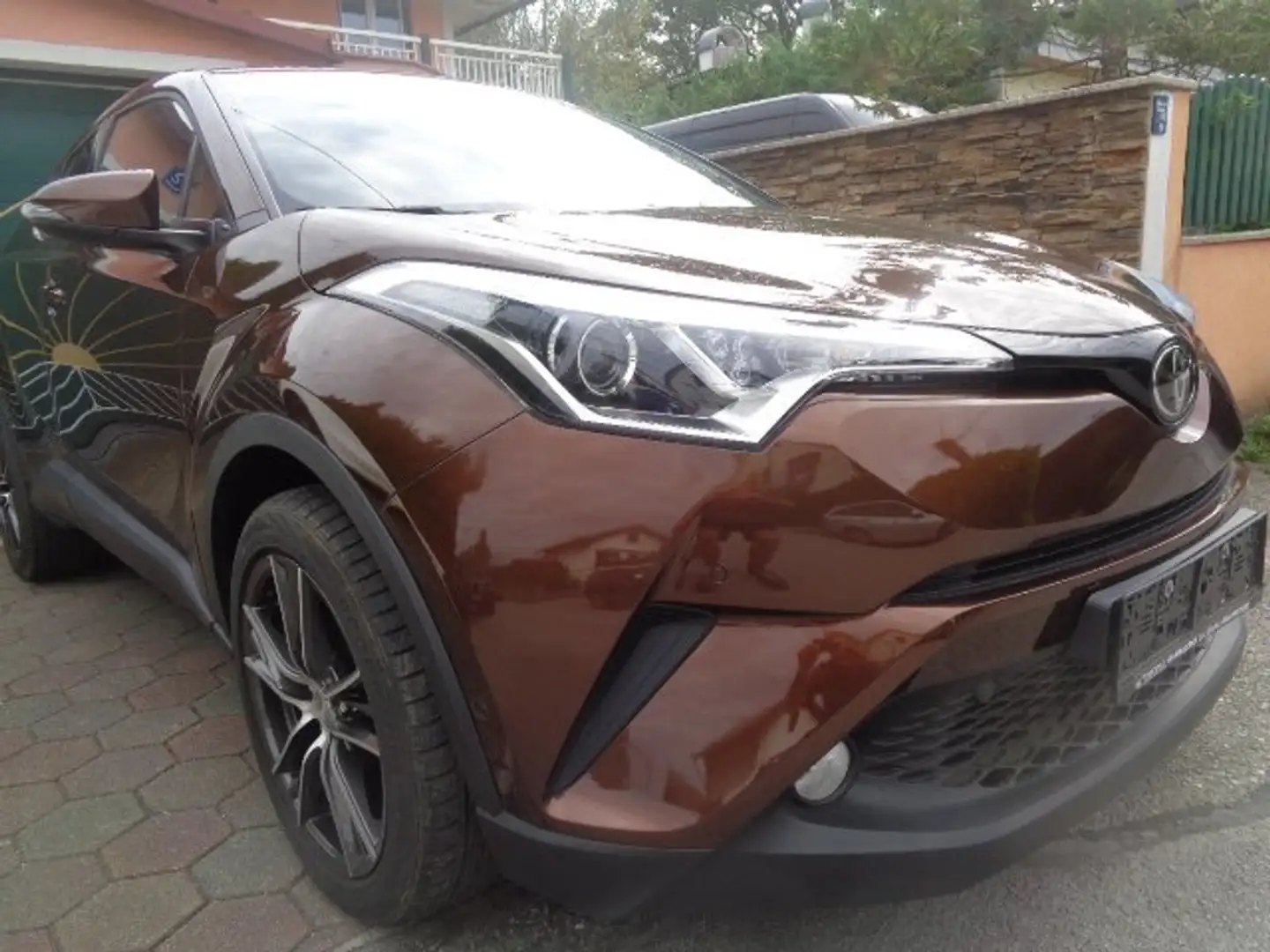 Toyota C-HR 1,2T C-HIC CVT NUR 7200 KM AUTOMATIK Braun - 1