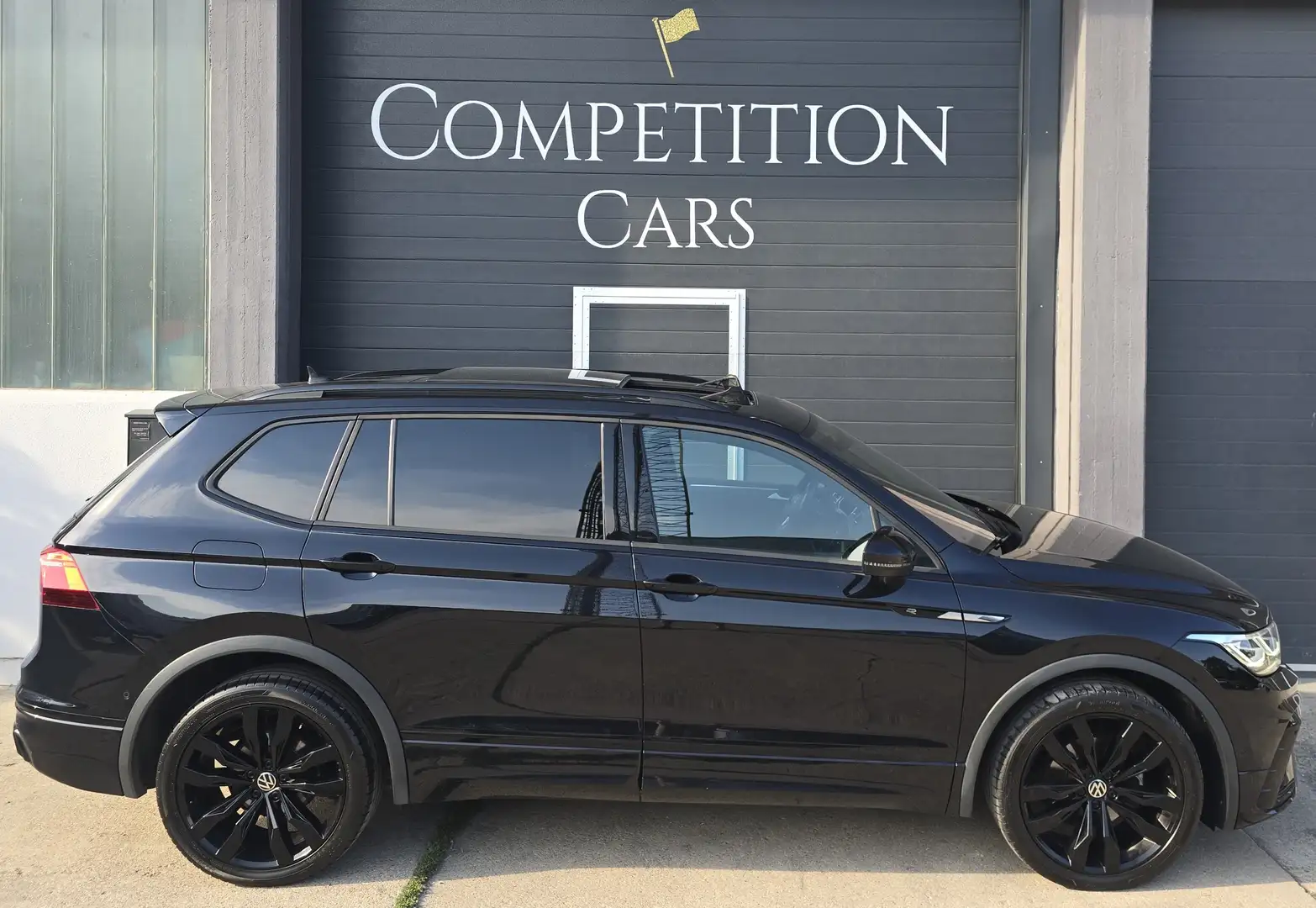 Volkswagen Tiguan Allspace R-Line Allrad Pano ALLBLACK Anhänger 20" Suzuka Schwarz - 2