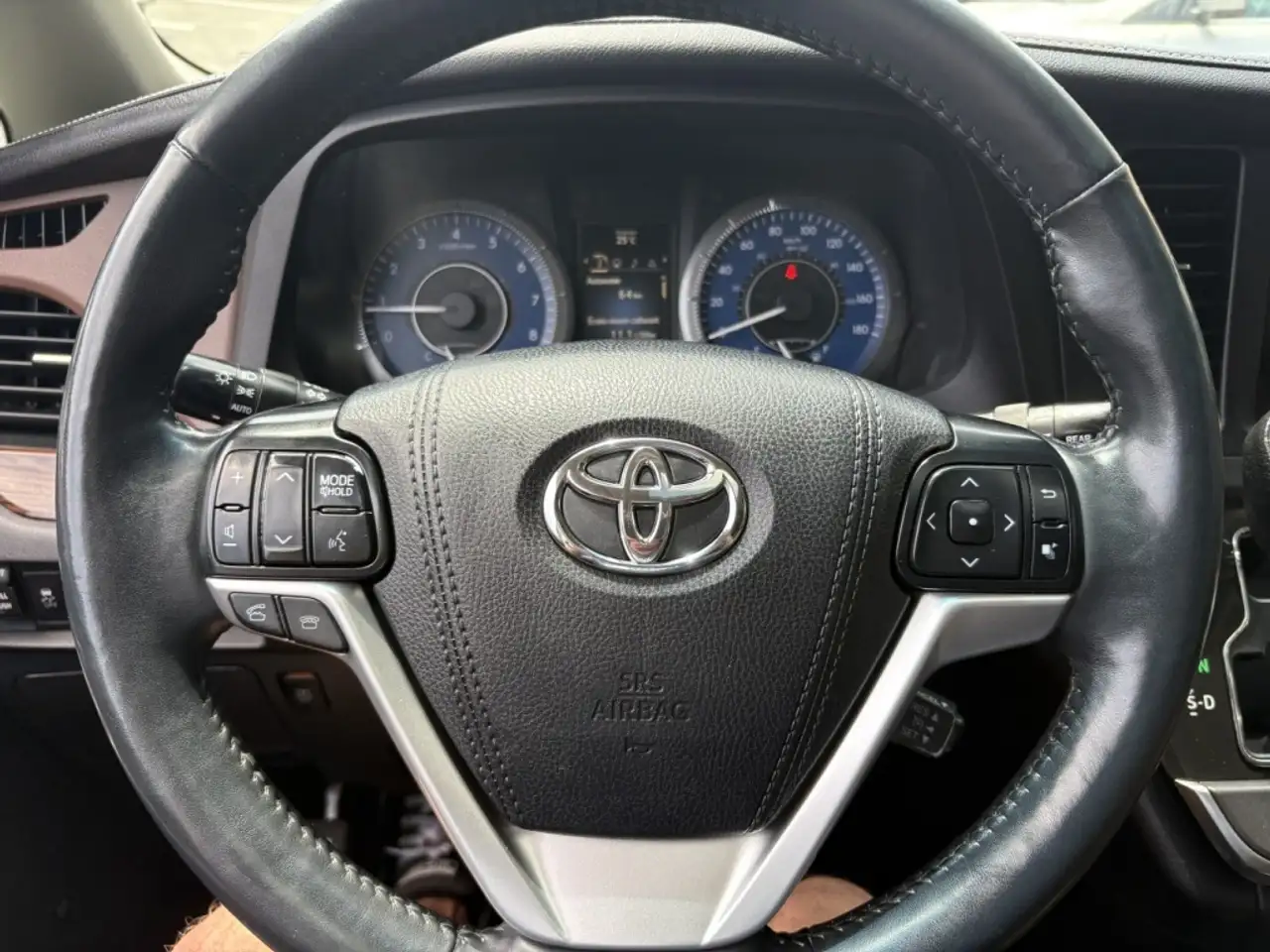 Toyota Sienna photo Toyota Sienna