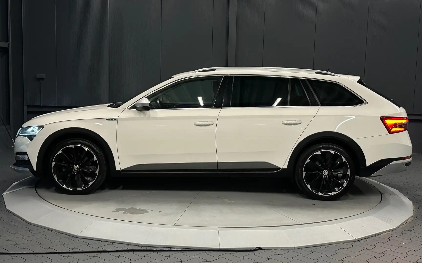Skoda Superb Combi Scout 4x4 *19Zoll*COLUMBUS*CarPlay*Park-Assi Wit - 2