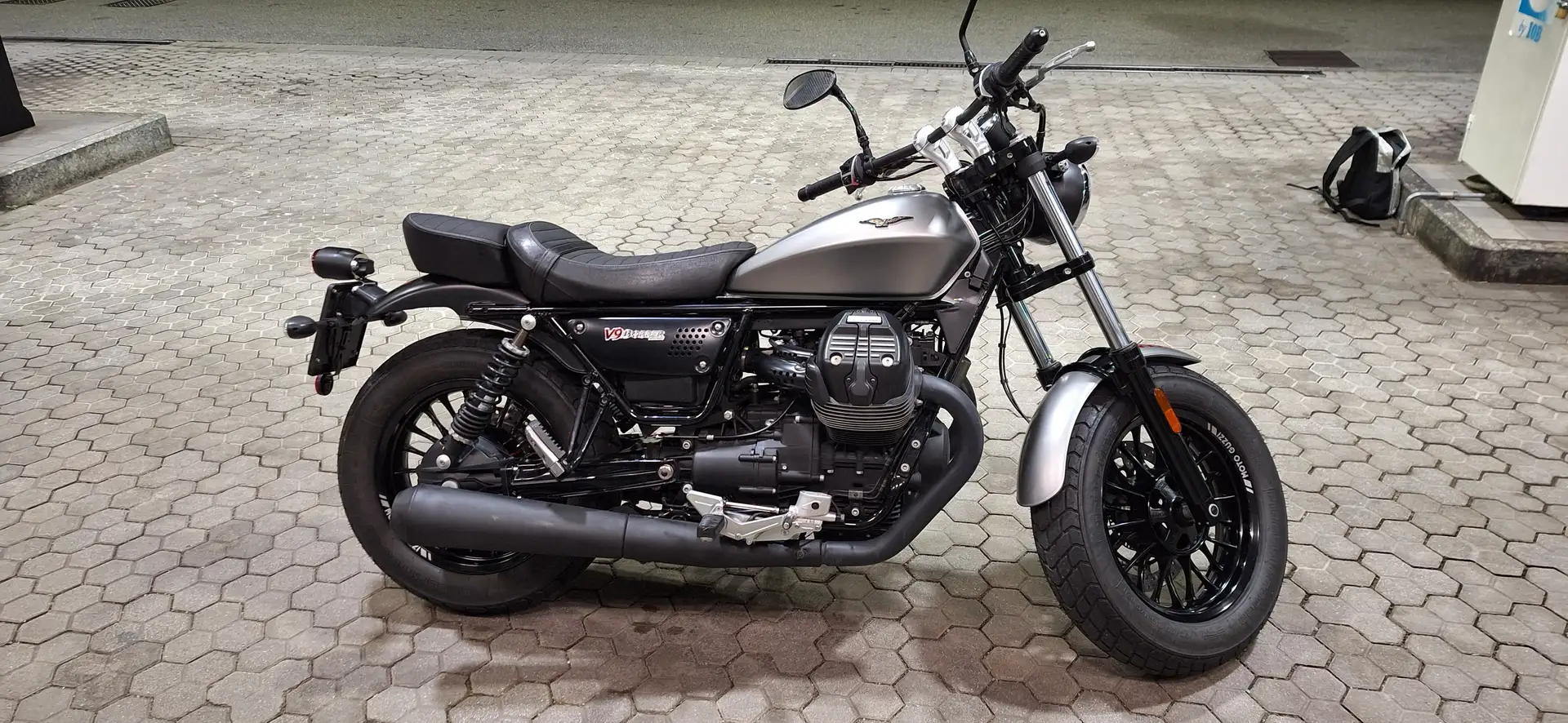 Moto Guzzi V 9 Gris - 1