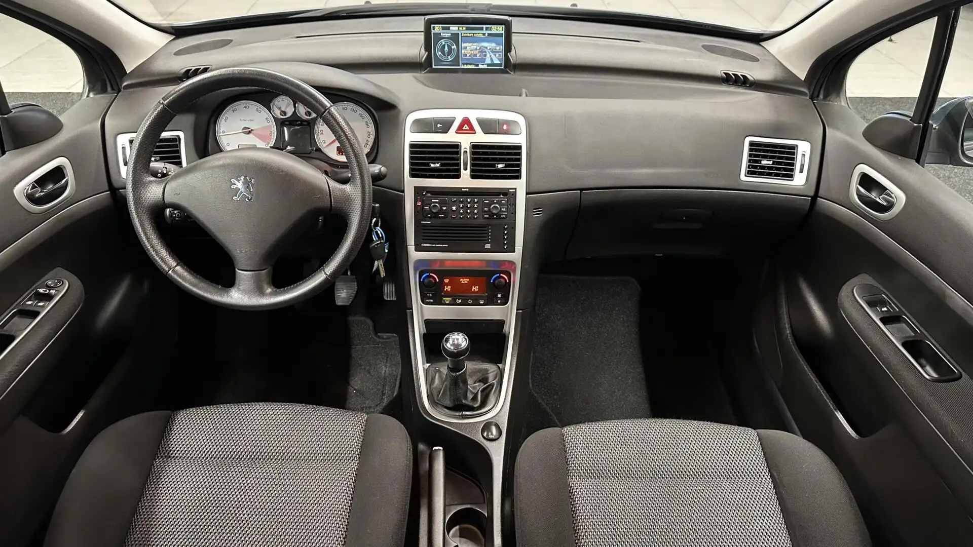 Peugeot 307 1.6-16V Griffe NAVI ECC CRUISE TREKHAAK 126000KM Grijs - 2