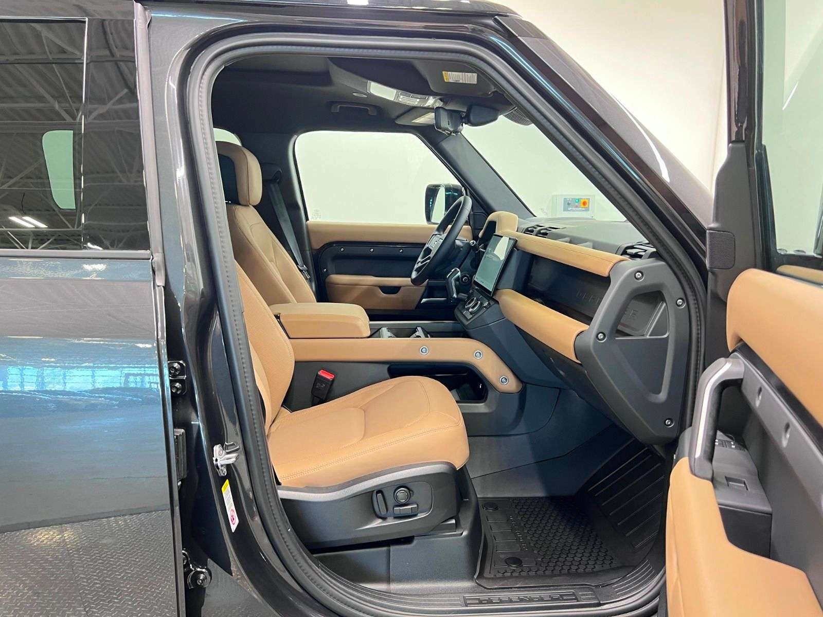 2026 Land Rover Defender 110 P400 X-DYNAMIC SE alt 5