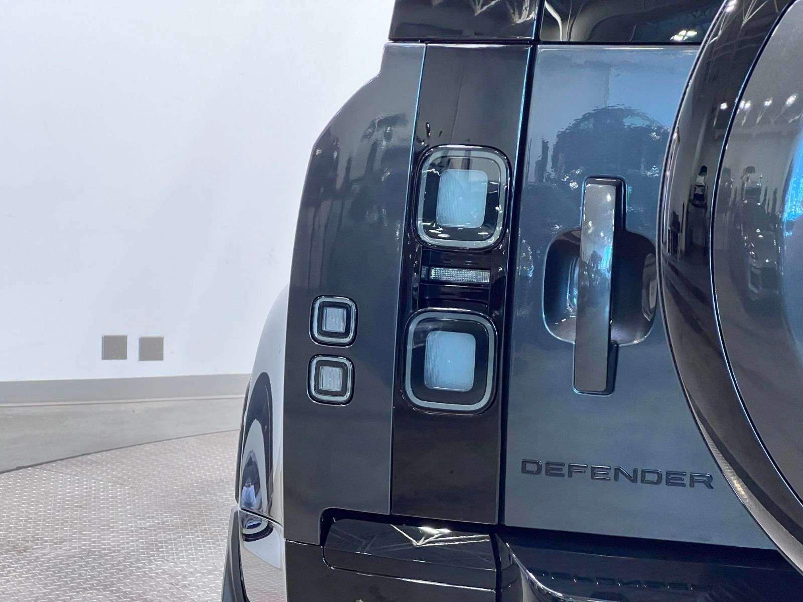 2026 Land Rover Defender 110 P400 X-DYNAMIC SE thumb 14
