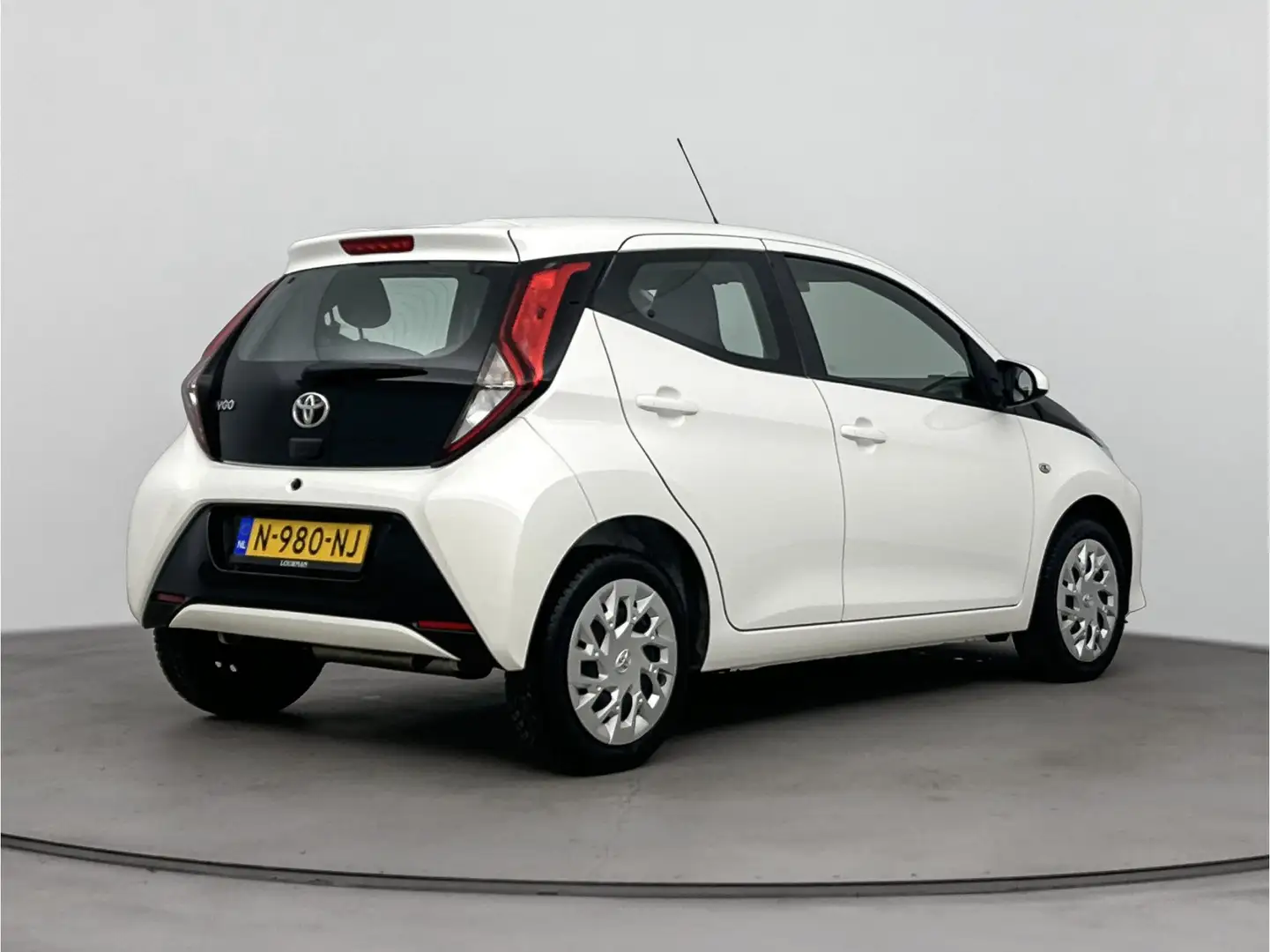 Toyota Aygo 1.0 VVT-i x-play | NL-Auto | 5-Drs | Airco | Parke Wit - 2