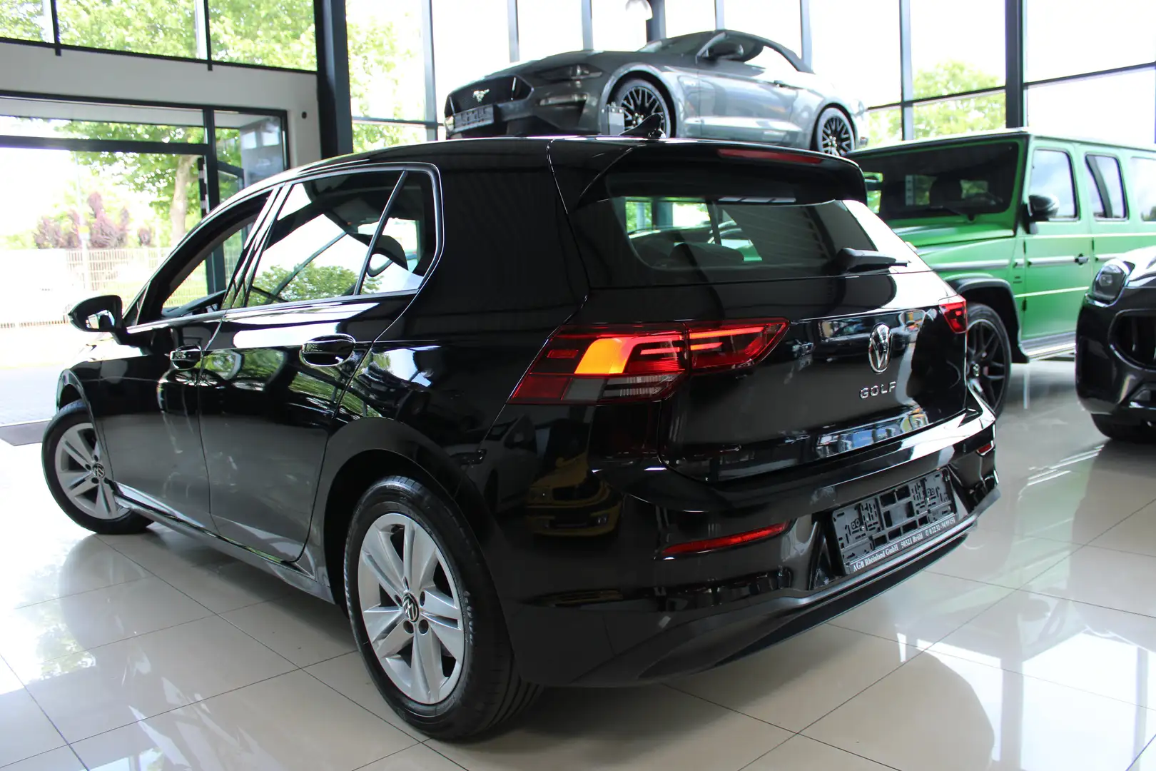 Volkswagen Golf VIII 1.5 TSI 150PS SONDERMODELL LIFE NAVI AHK TOP* Zwart - 2