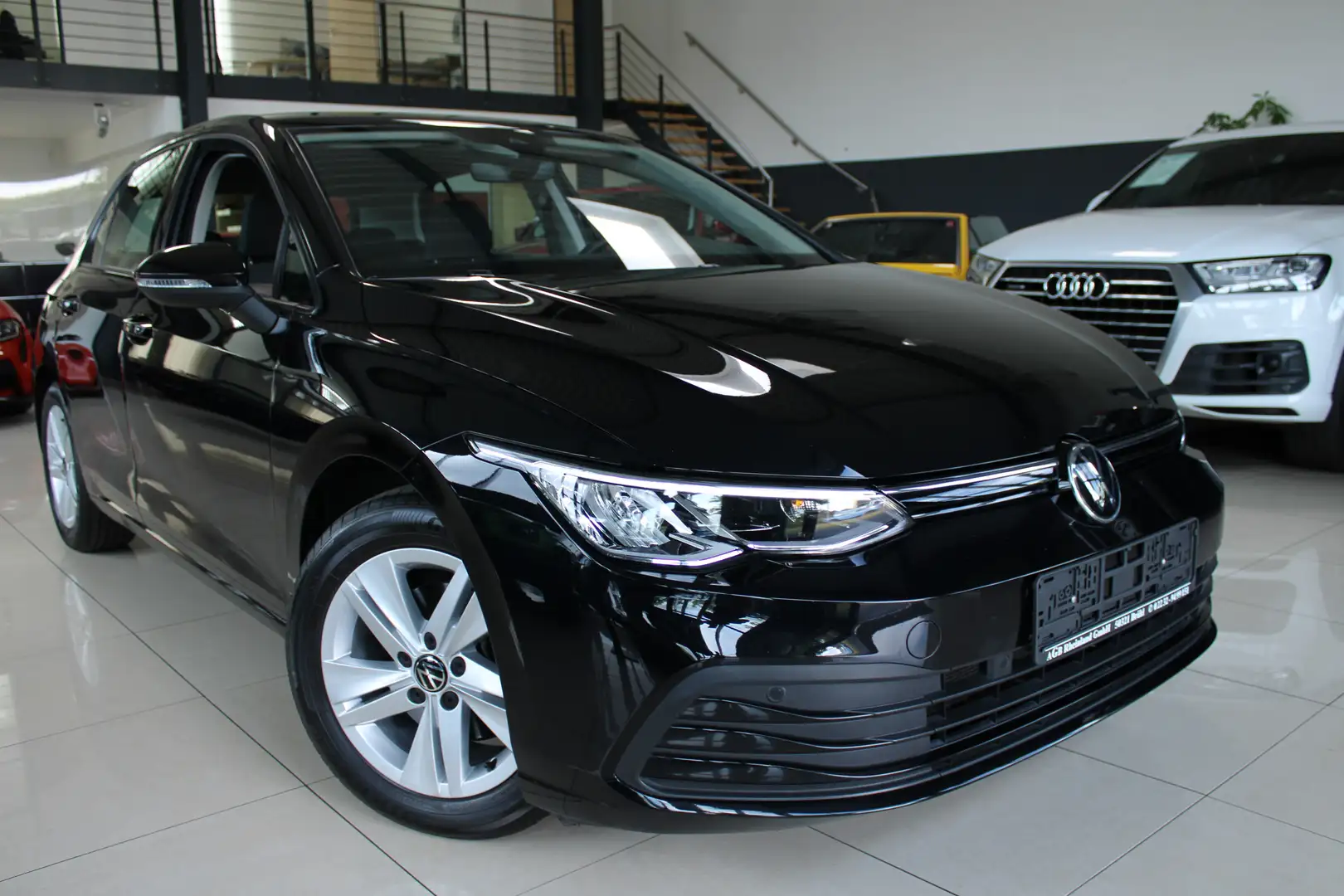 Volkswagen Golf VIII 1.5 TSI 150PS SONDERMODELL LIFE NAVI AHK TOP* Zwart - 1