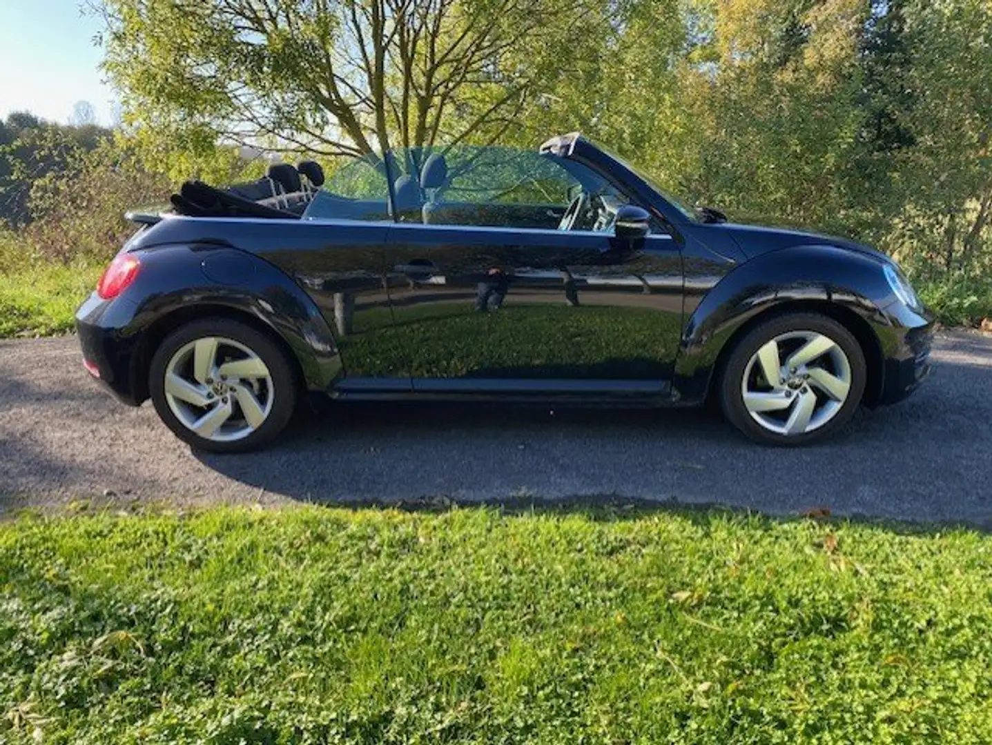 Volkswagen Beetle Cabriolet 1.2 TSI Design Zwart - 1