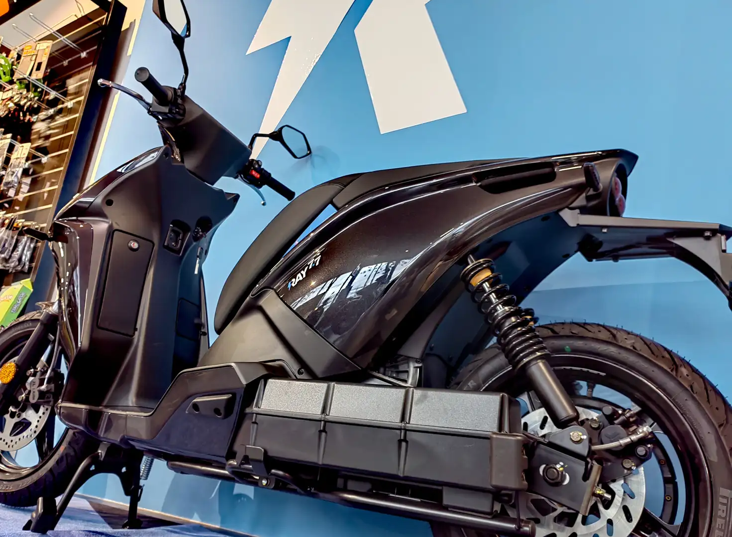 Ray 7.7 Motorrad ELEKTRISCH neu und günstig! Černá - 2