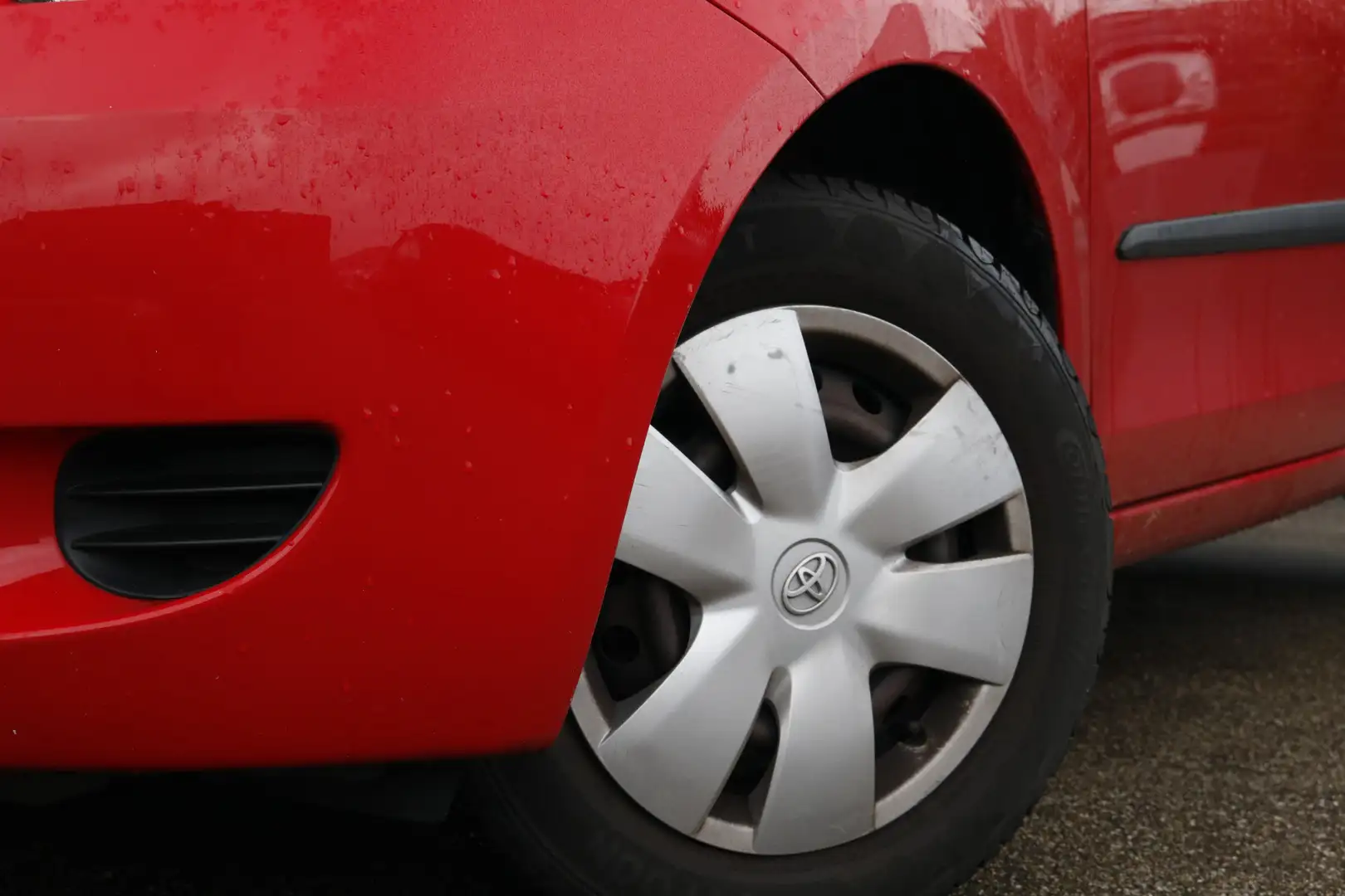 Toyota Yaris 1.0 VVTi + Airco Dealer onderhouden Lage kilometer Red - 2