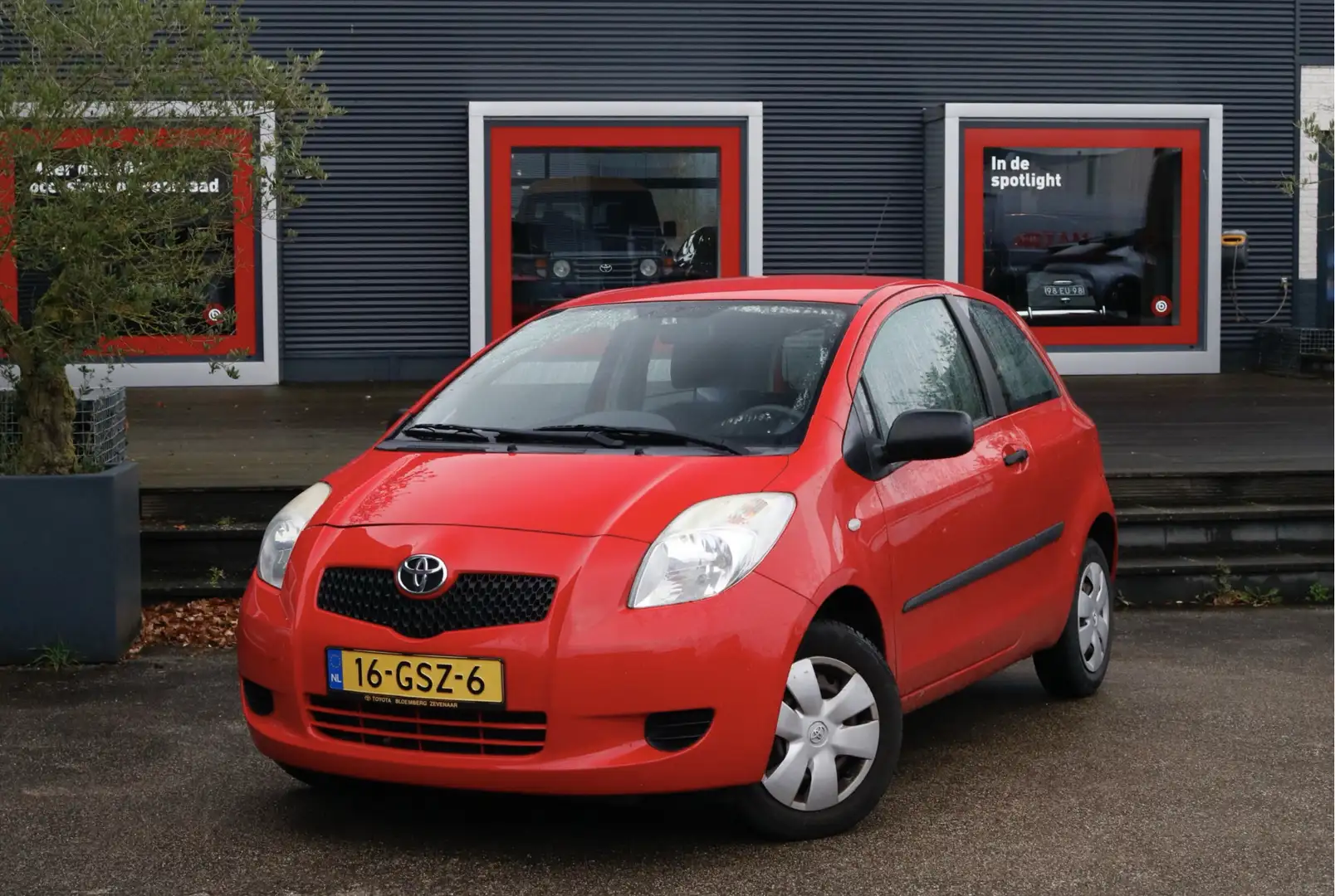 Toyota Yaris 1.0 VVTi + Airco Dealer onderhouden Lage kilometer Red - 1
