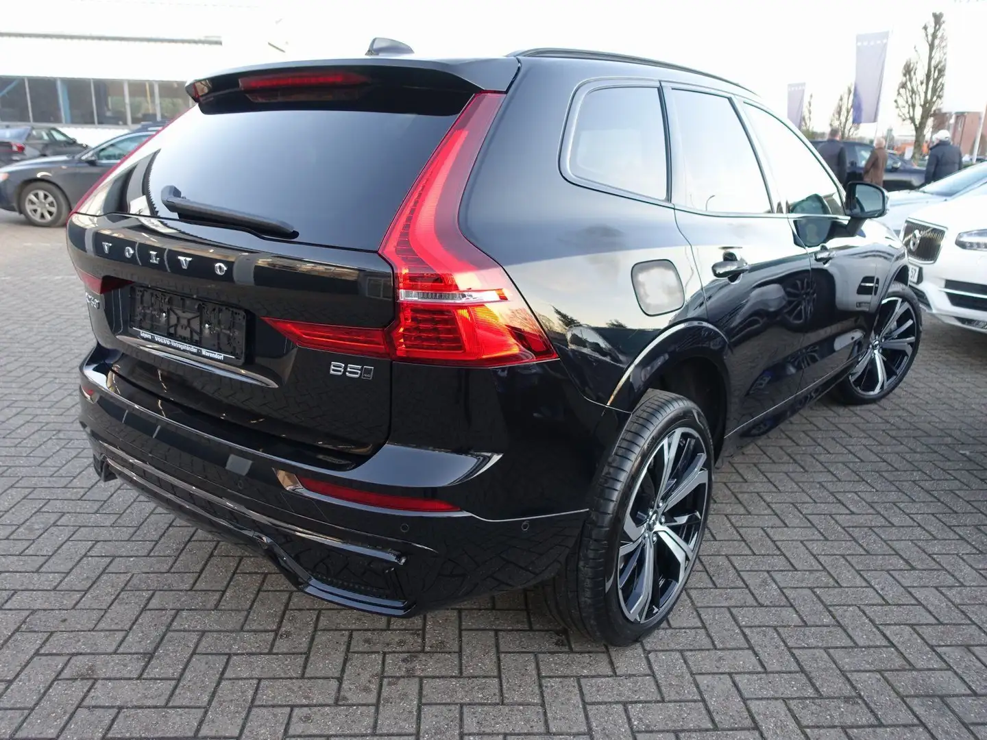 Volvo XC60 Plus Dark B5 AWD Dark/360°Cam/Four-C/HeadUp Schwarz - 2