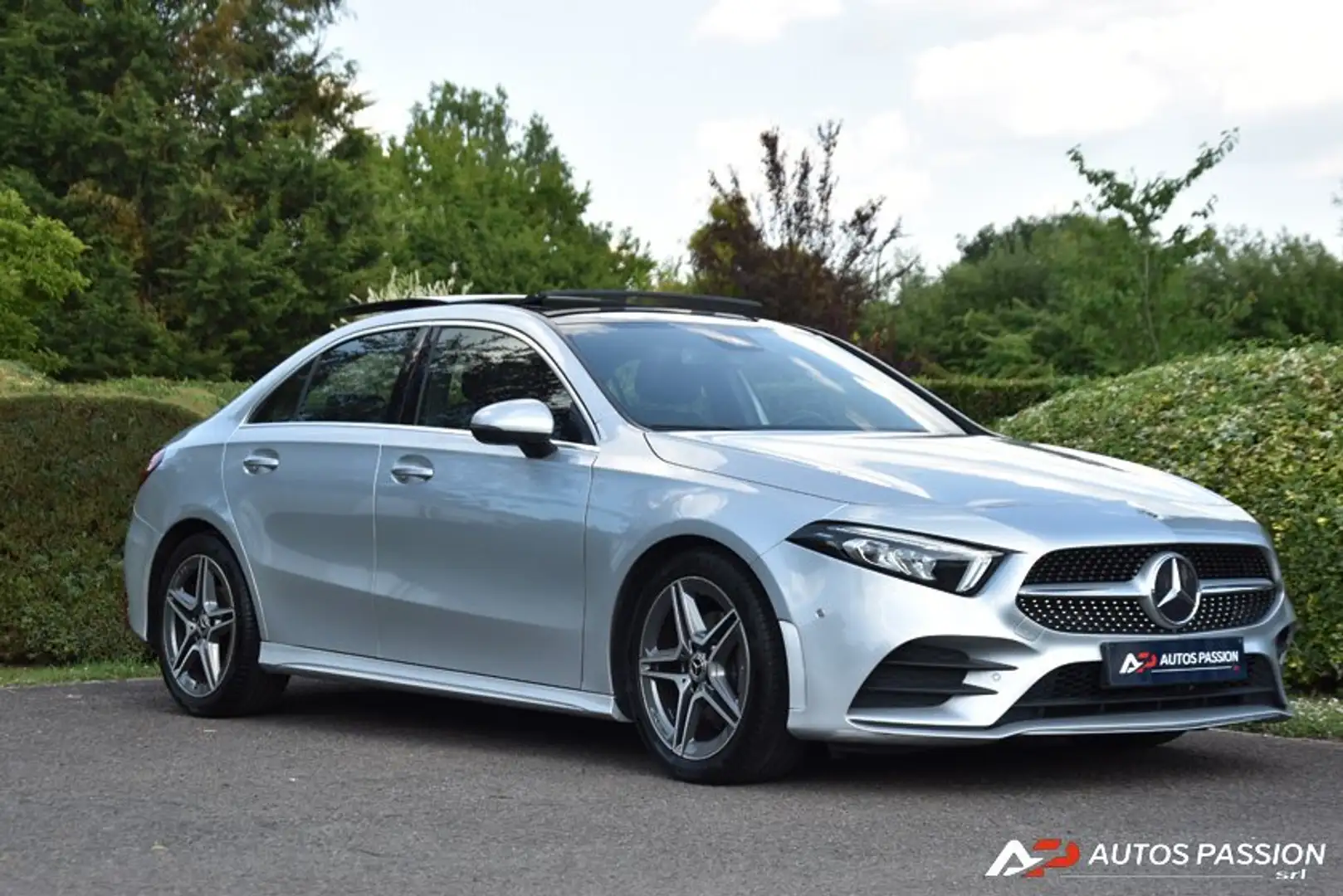 Mercedes-Benz A 180 d Pack AMG | Toit ouvrant | Carplay | Cam Grijs - 2