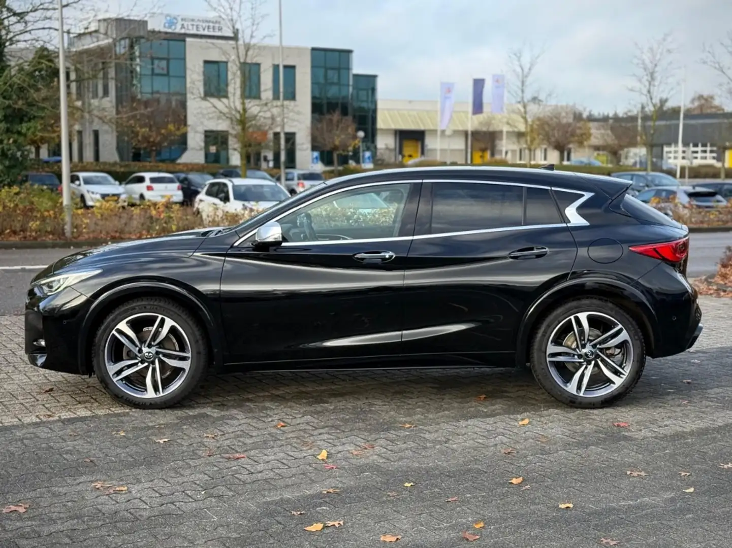 Infiniti Q30 1.6T SPORT1.6T 156PK 360 CAMERA NAVI Noir - 2