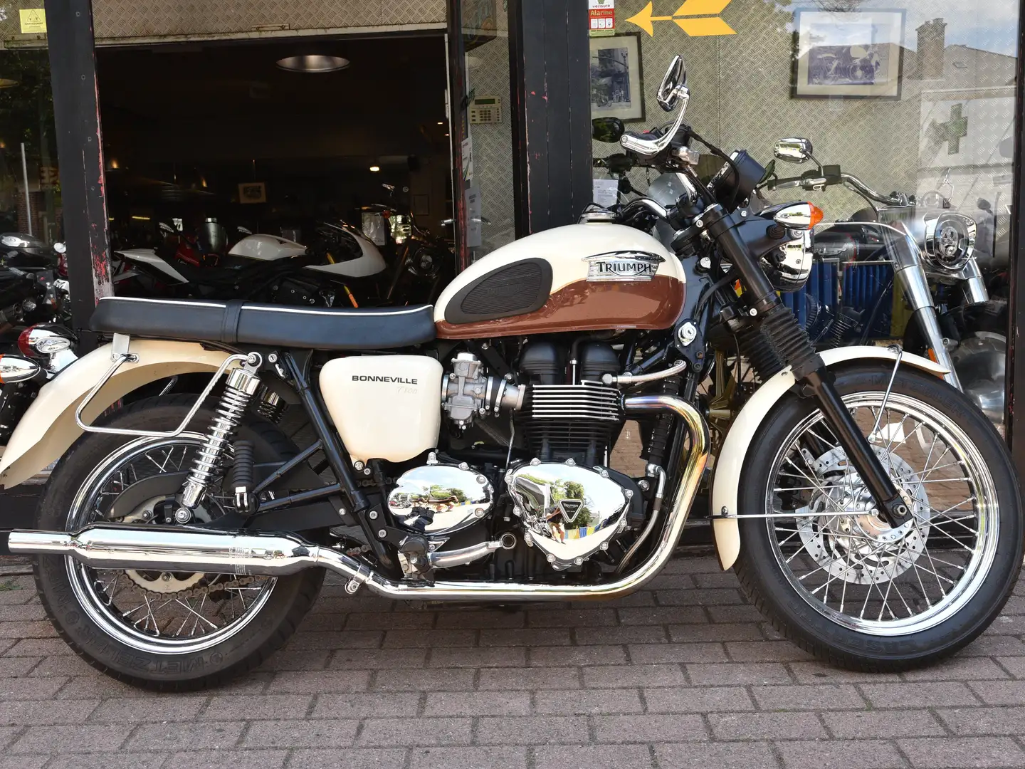 Triumph Bonneville T100 - 2