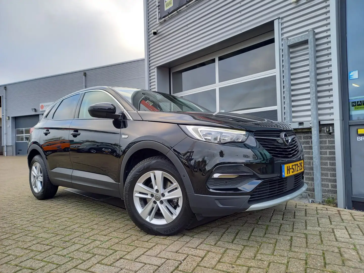 Opel Grandland X 1.2 Turbo Business Executive - CAMERA - TREKHAAK - Zwart - 2