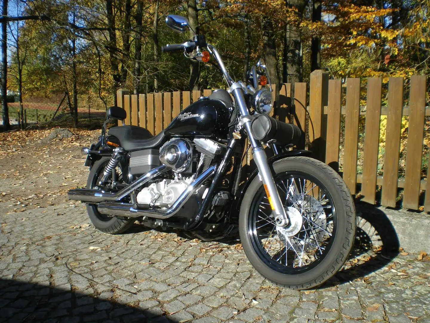 Harley-Davidson Dyna Street Bob Negru - 1
