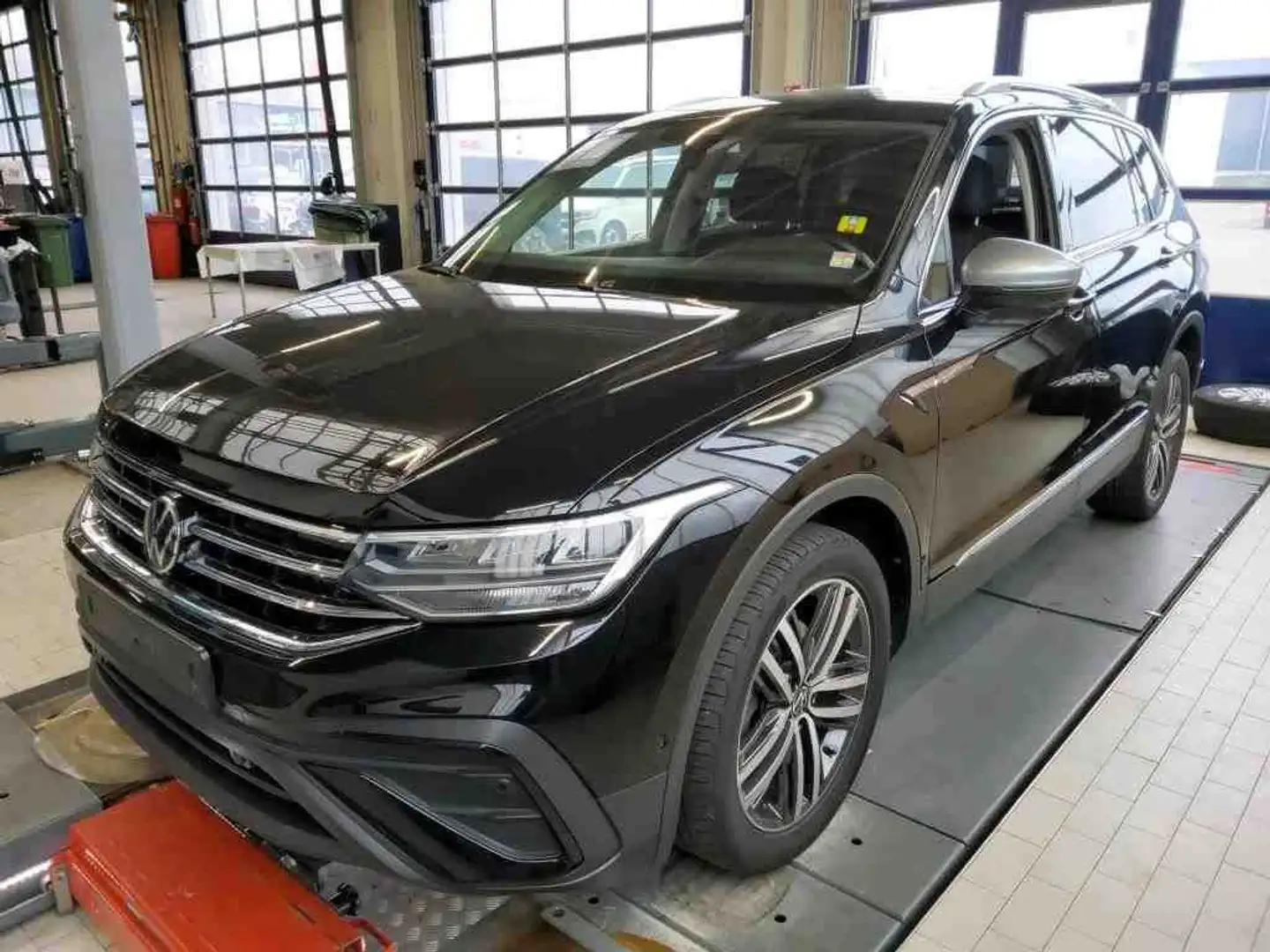 Volkswagen Tiguan Allspace 2.0 TDI SCR DSG Life Schwarz - 2