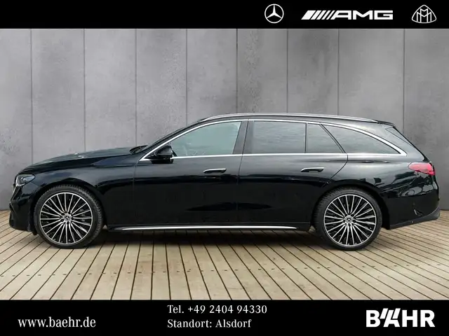 Mercedes-Benz 220 view 2