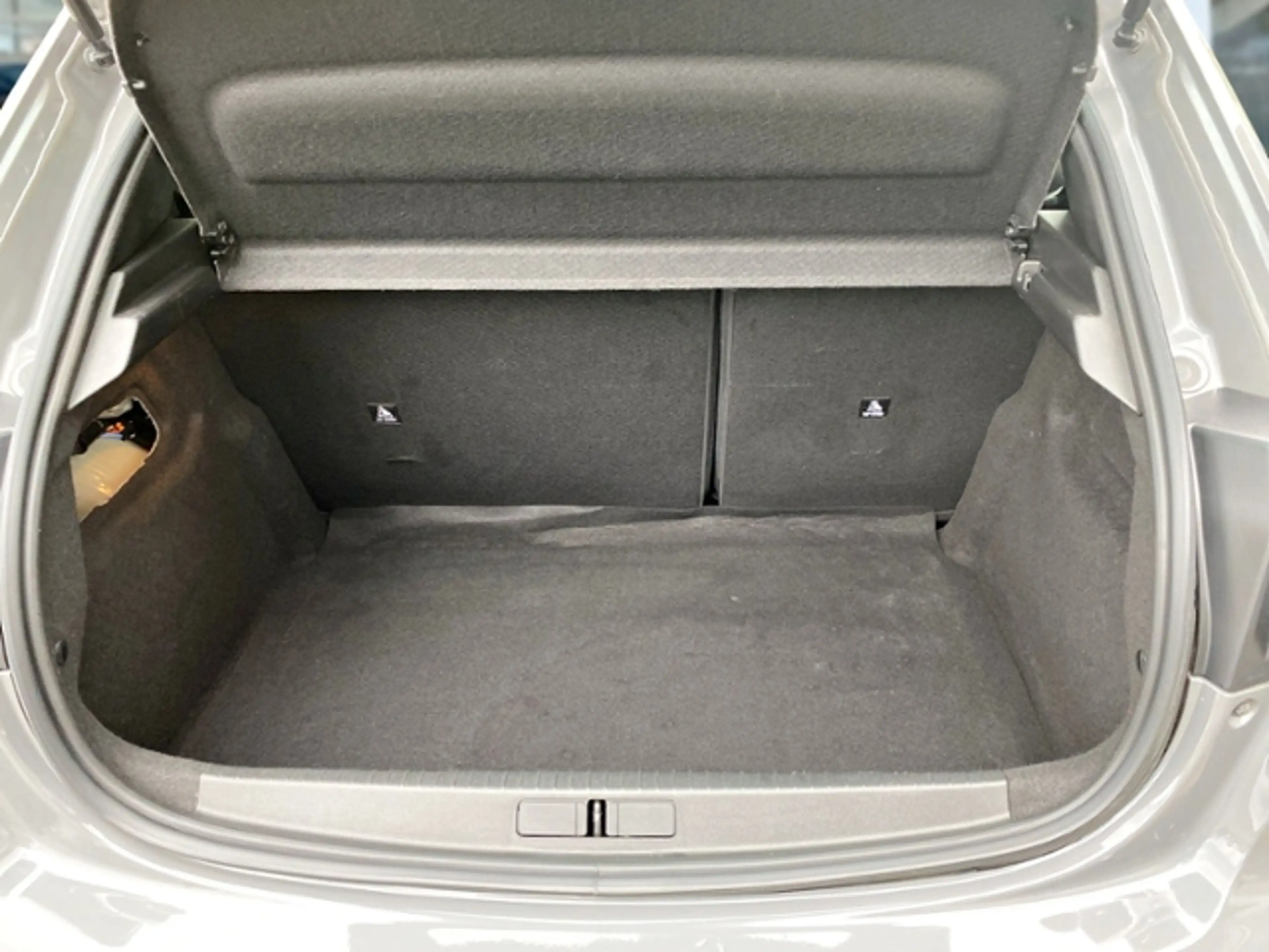 Peugeot 208 Active — photo 8
