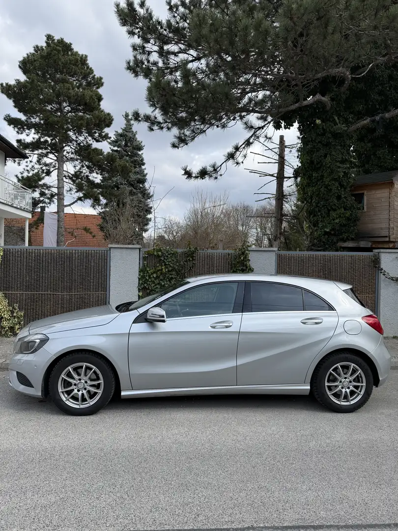 Mercedes-Benz A 200 A 200 BlueEfficiency Aut. Grau - 2