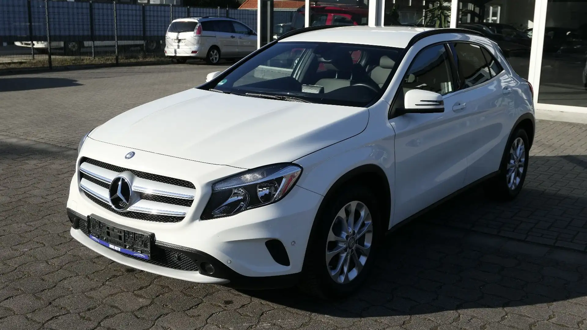 Mercedes-Benz GLA 200 Navigation/PDC/Tempomat/Sitzheizung Weiß - 1